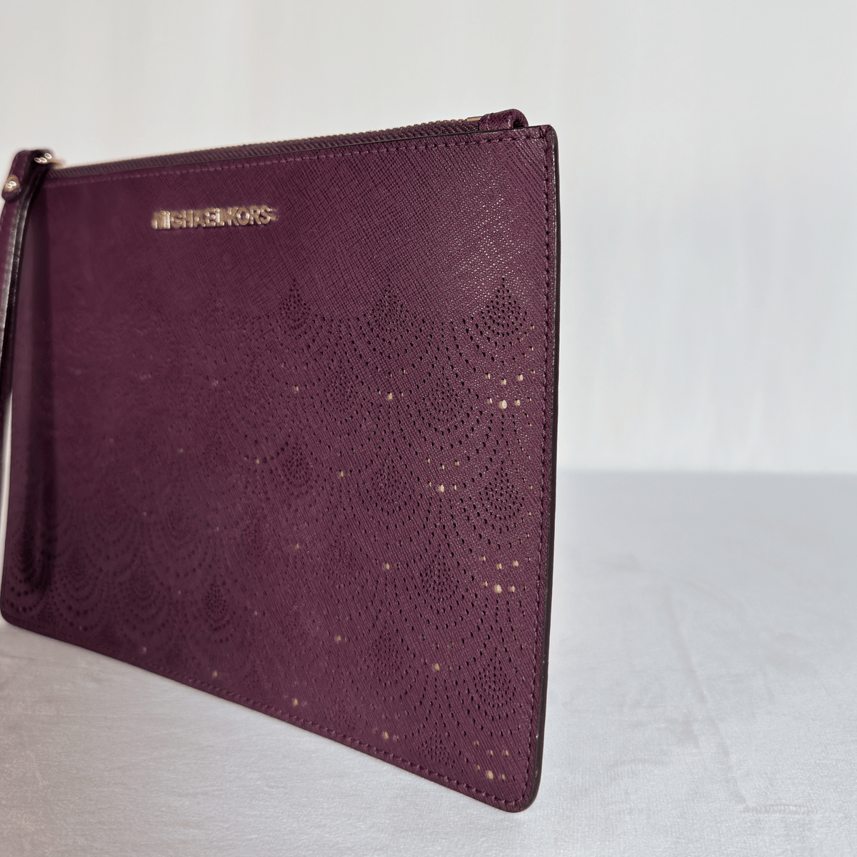 MICHAEL KORS - POCHETTE JET SET TRAVEL - CUIR SAFFIANO AJOURE VIOLET PRUNE