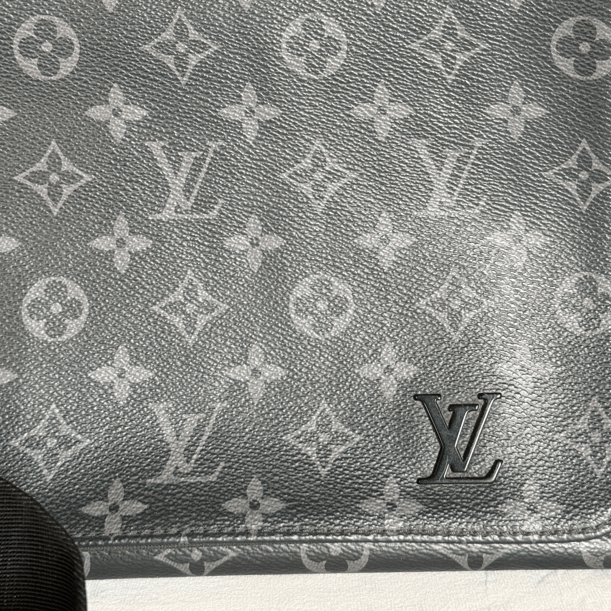LOUIS VUITTON - DISTRICT PM - TOILE MONOGRAM ECLIPSE