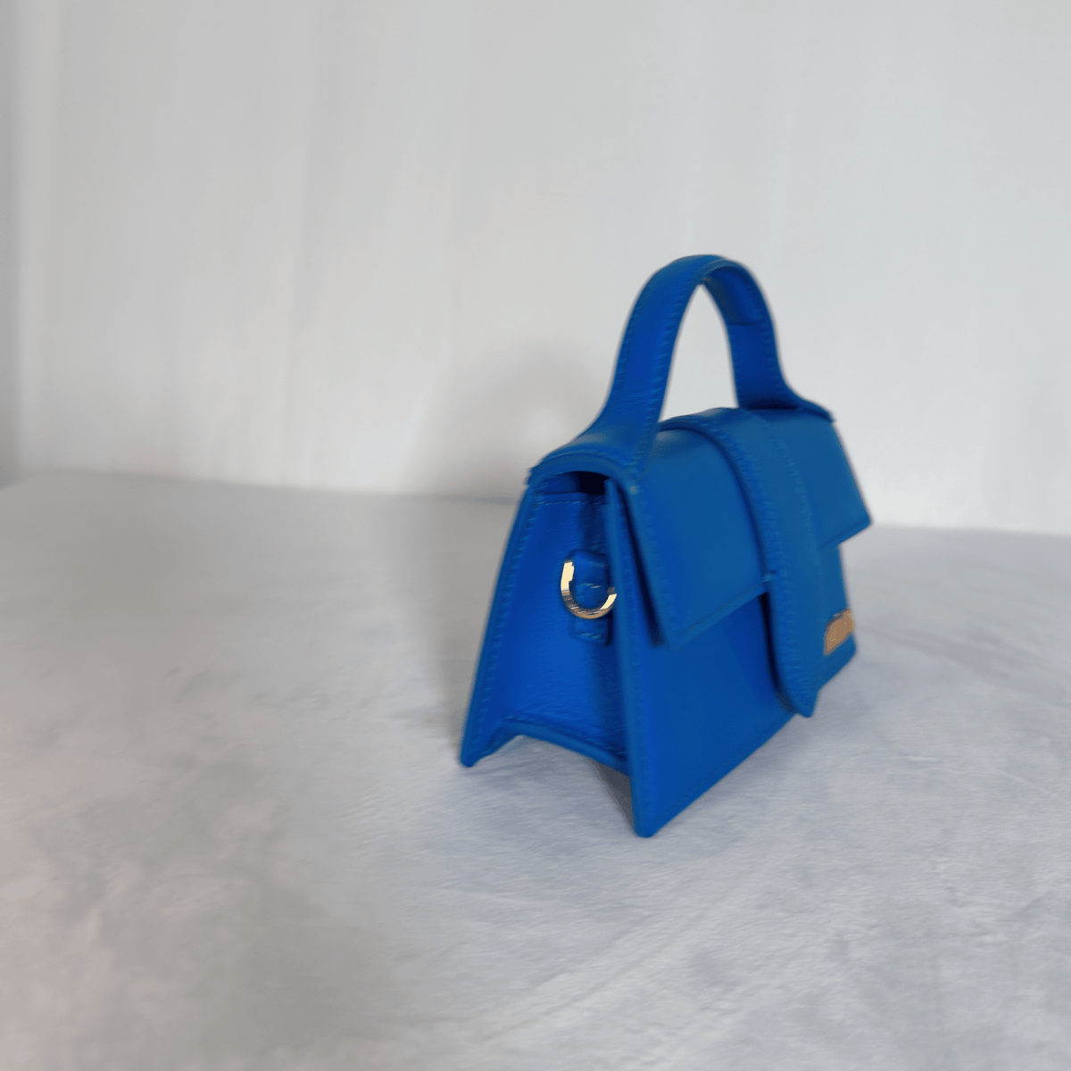 JACQUEMUS - LE BAMBINO - CUIR LISSE BLEU ELECTRIQUE - BANDOULIERE AMOVIBLE