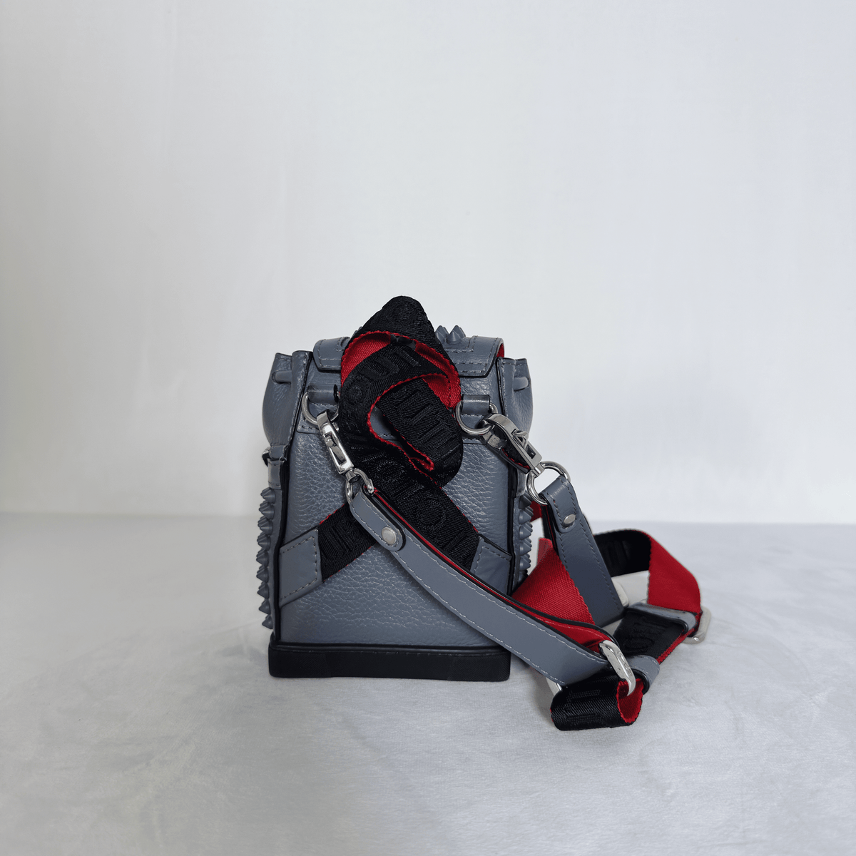 CHRISTIAN LOUBOUTIN - MINI SAC À DOS EXPLORAFUNK - CUIR GRAINE GRIS ET SPIKES - La Belle Boutique