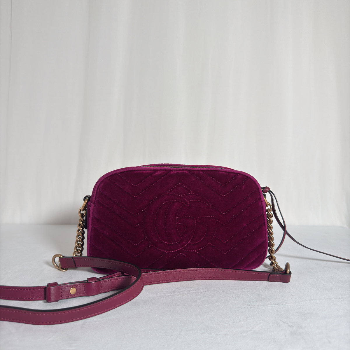 GUCCI - GG MARMONT CAMERA SMALL - VELOURS MATELASSÉ FUCHSIA