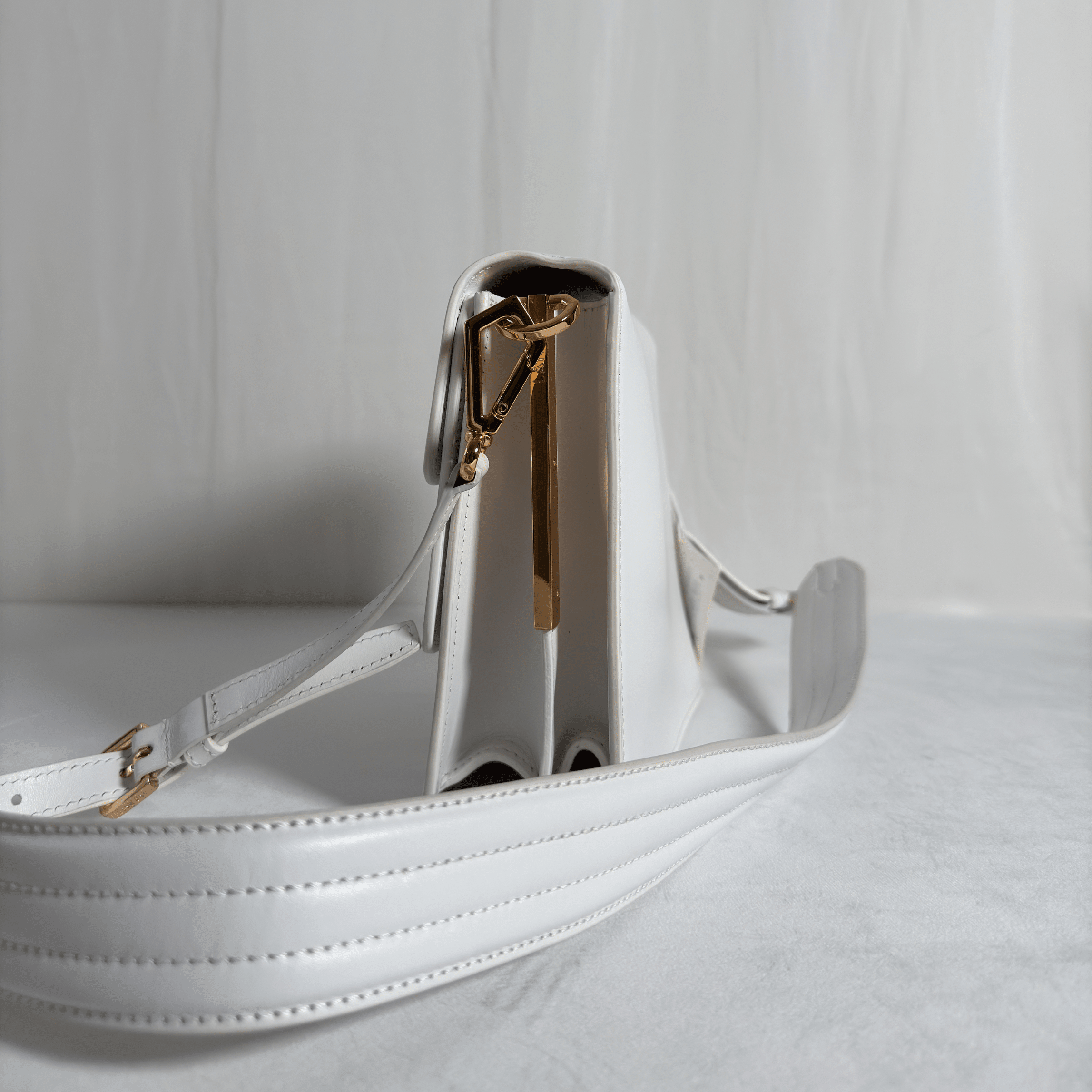 SAC BANDOULIERE LANCEL L'IDYLLE - CUIR LISSE BLANC / DOUBLE CADENAS DORE A12367 - La Belle Boutique