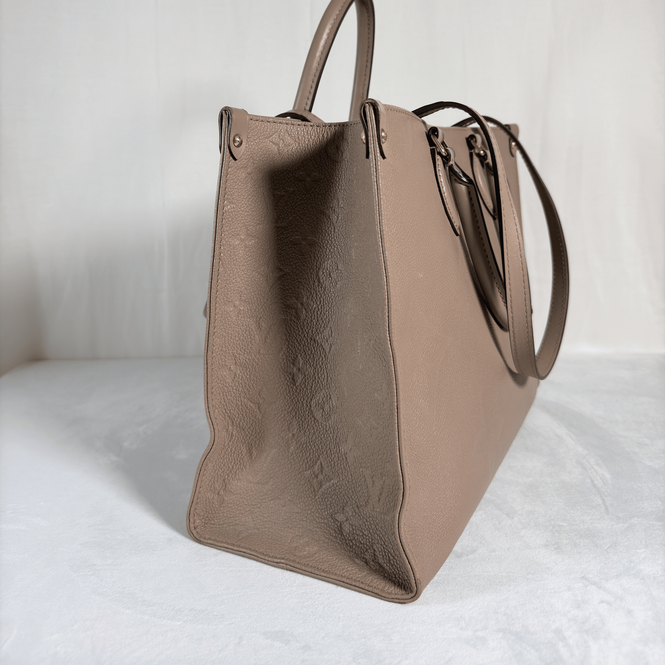 CABAS LOUIS VUITTON ONTHEGO MM - CUIR MONOGRAM EMPREINTE TOURTERELLE - La Belle Boutique
