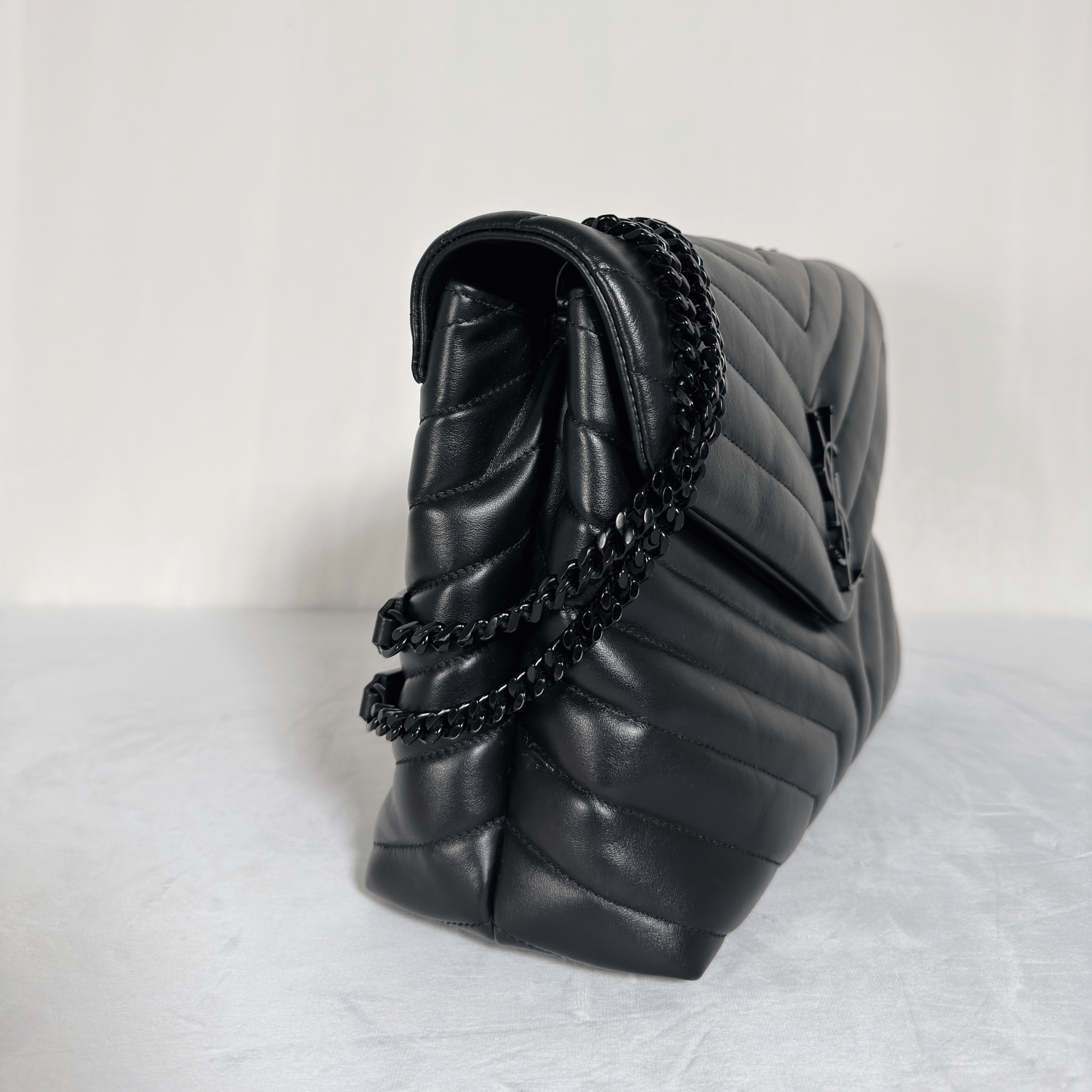 SAINT LAURENT - SAC LOULOU MOYEN - CUIR D'AGNEAU MATELASSÉ NOIR - BIJOUTERIE NOIRE