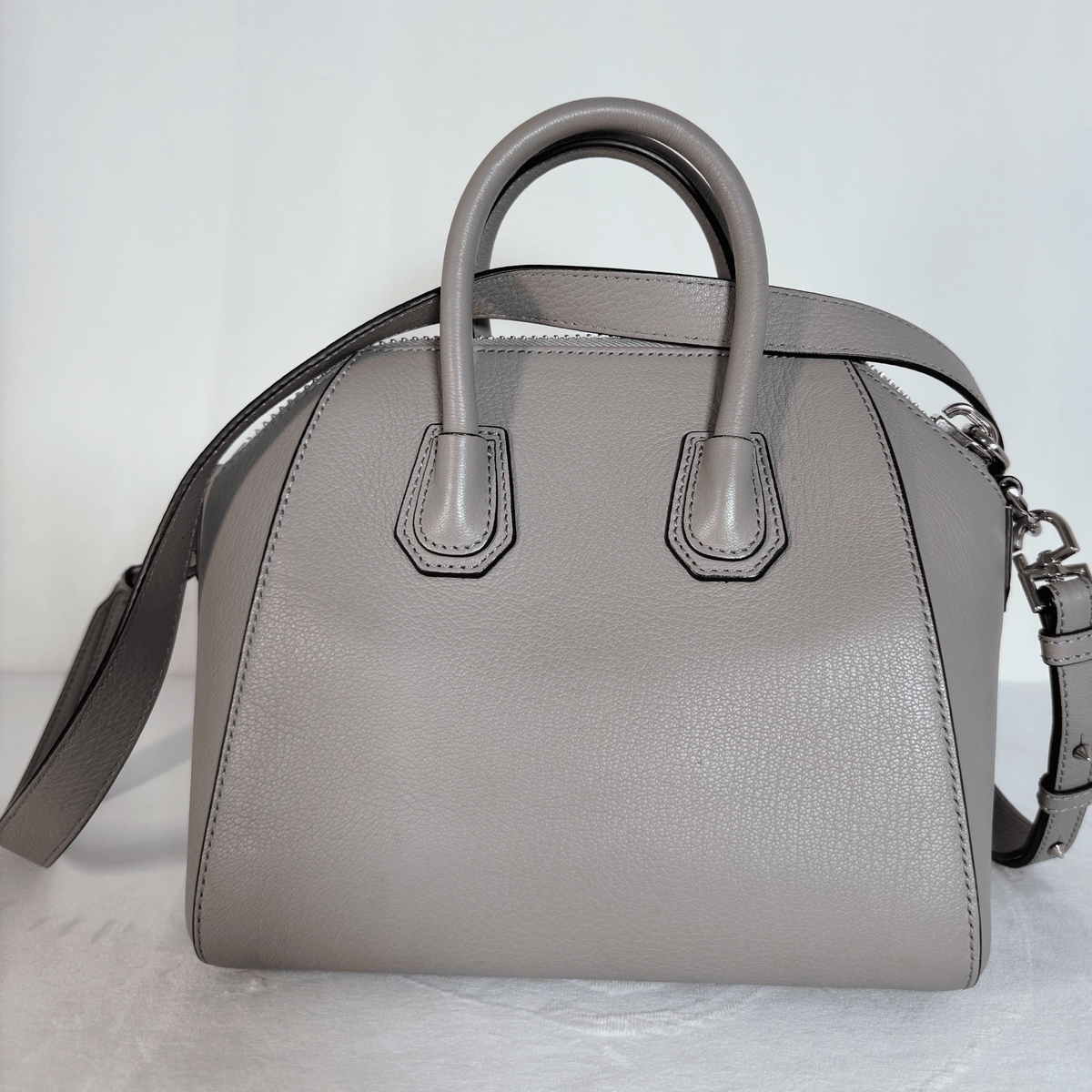 GIVENCHY - ANTIGONA MINI - CUIR GRAINE GRIS PERLE - BANDOULIERE AMOVIBLE