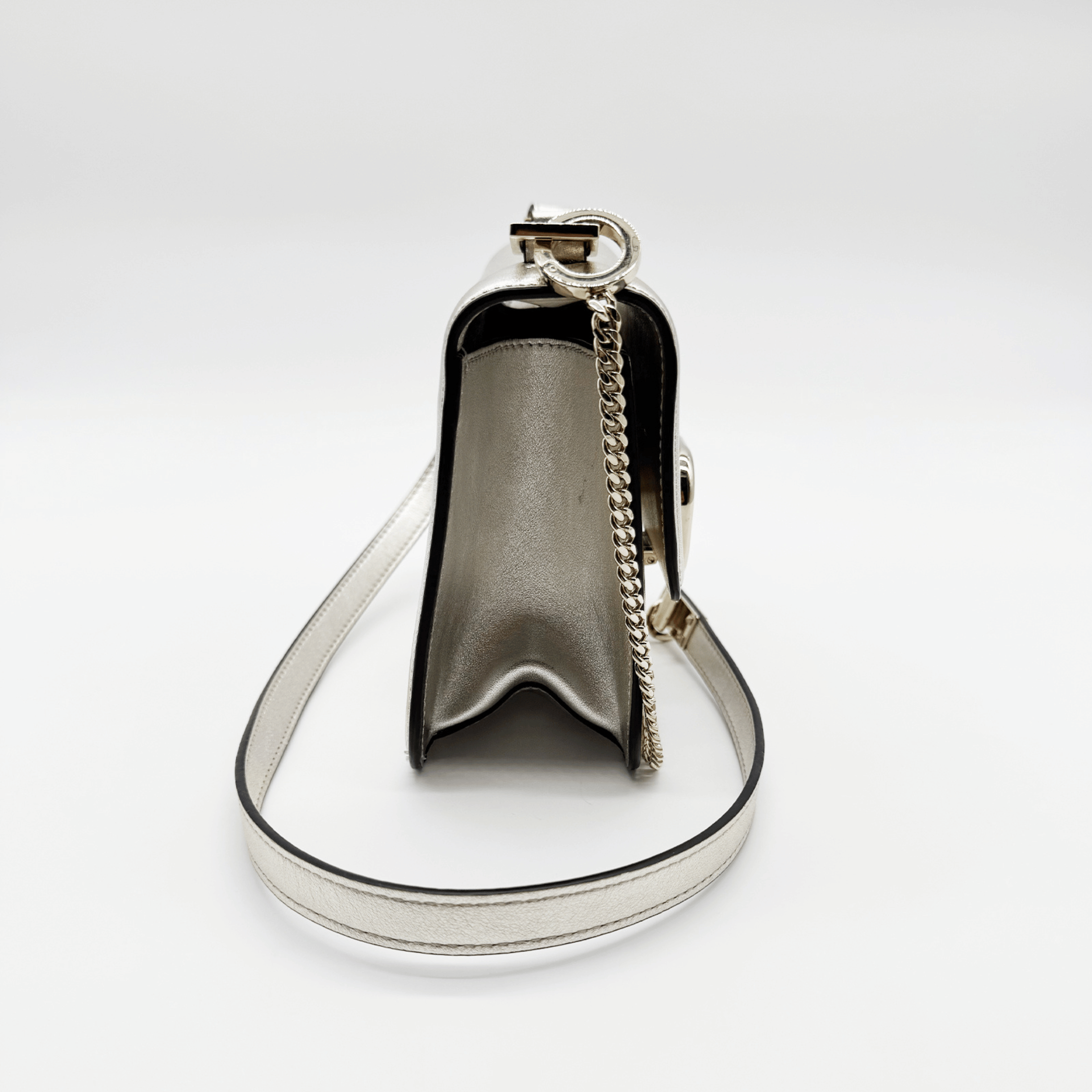 SAC VALENTINO GARAVANI VSLING SMALL EN CUIR GRAINÉ MÉTALLISÉ ARGENTÉ