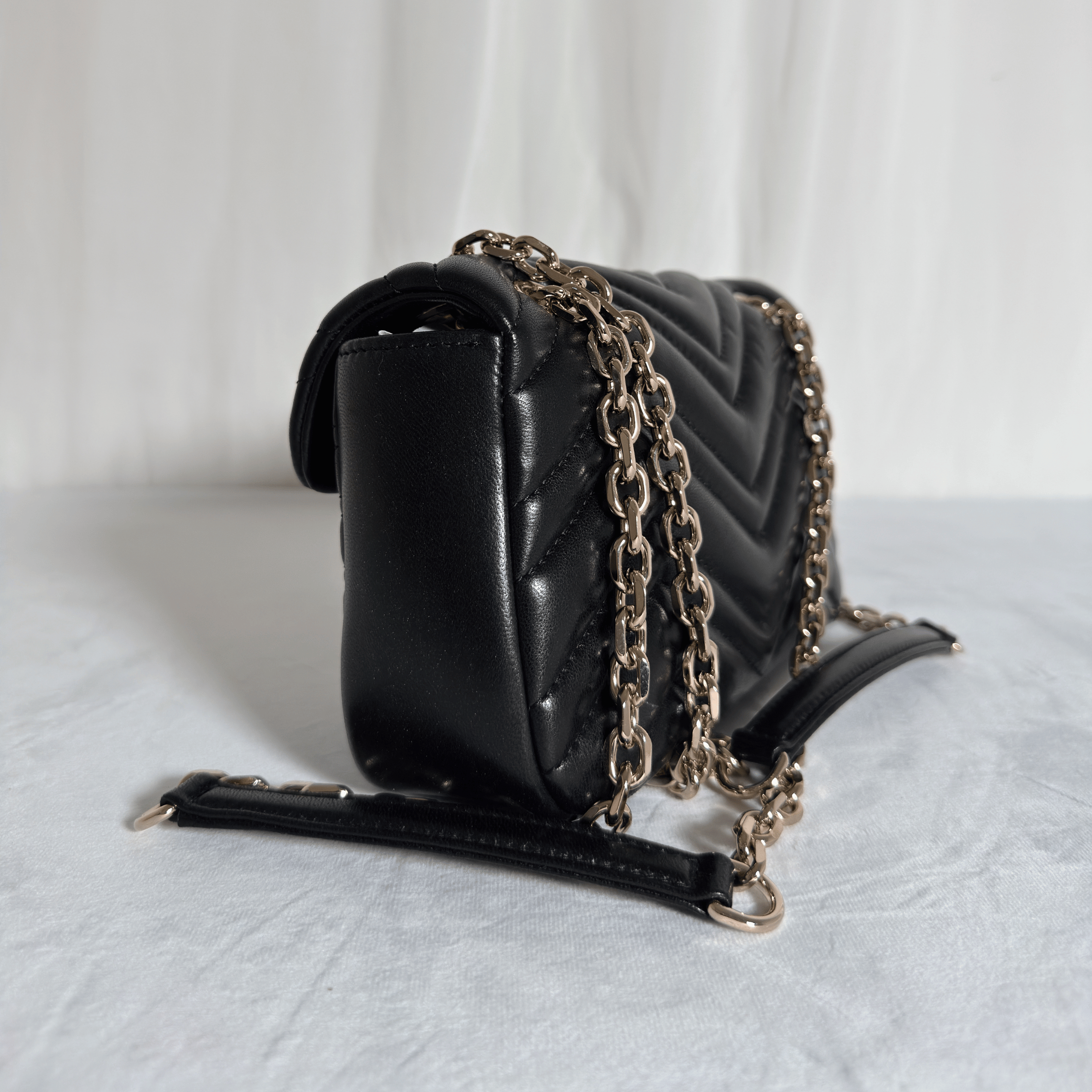 GUCCI - SAC GG MARMONT SMALL - CUIR MATELASSE CHEVRON NOIR - QUINCAILLERIE DOREE