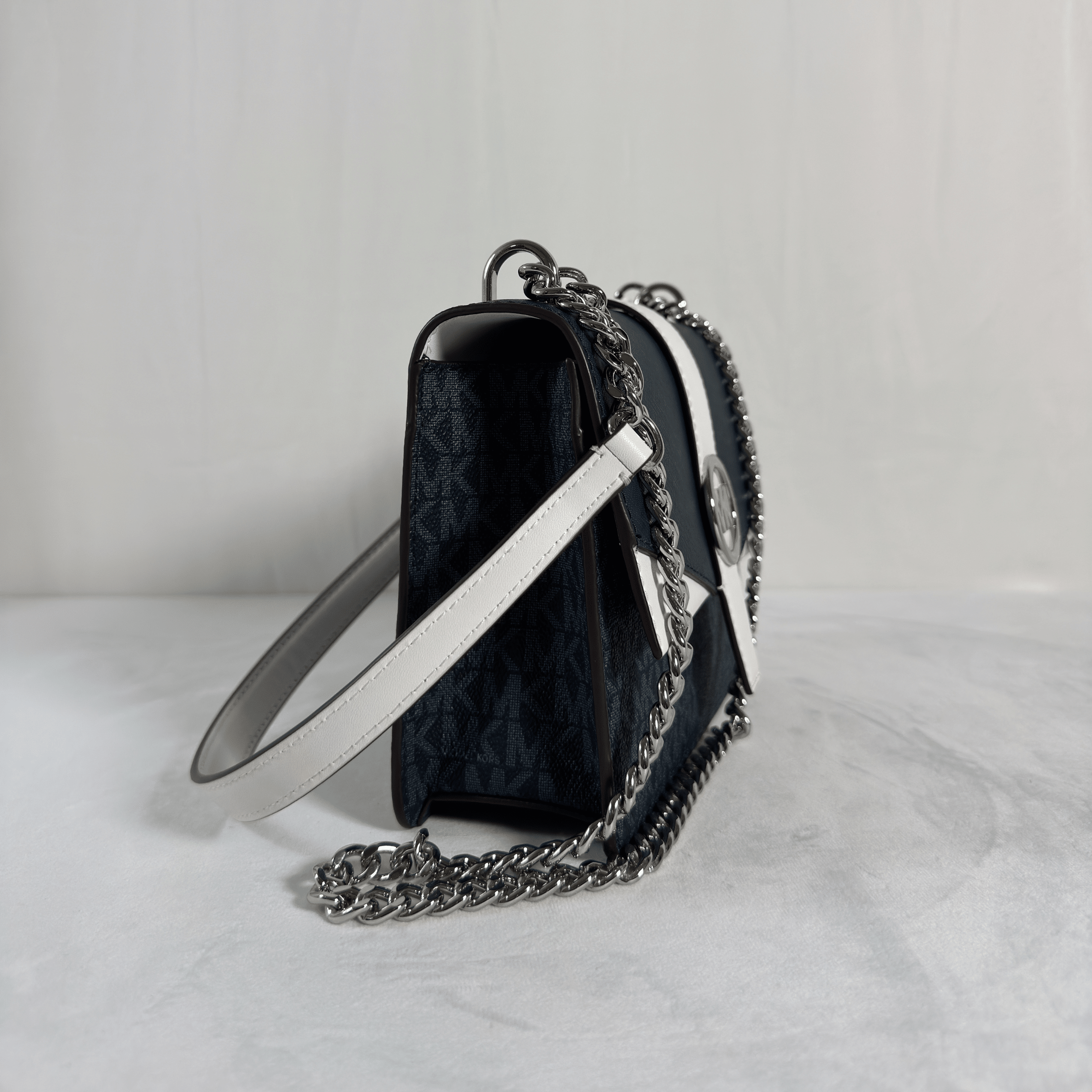 SAC BANDOULIERE MICHAEL KORS GREENWICH SMALL - TOILE NAVY/BLANC - La Belle Boutique