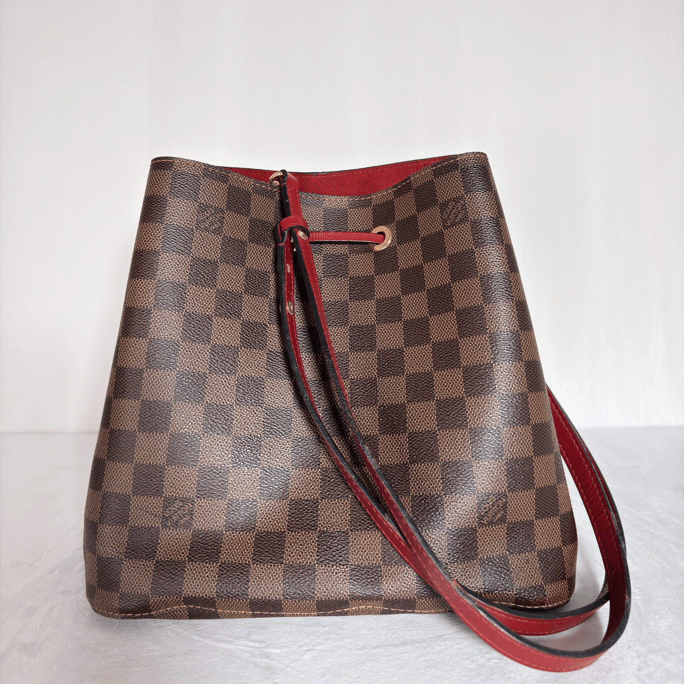 LOUIS VUITTON - NEO NOE MM - TOILE DAMIER EBENE - GARNITURE ROUGE