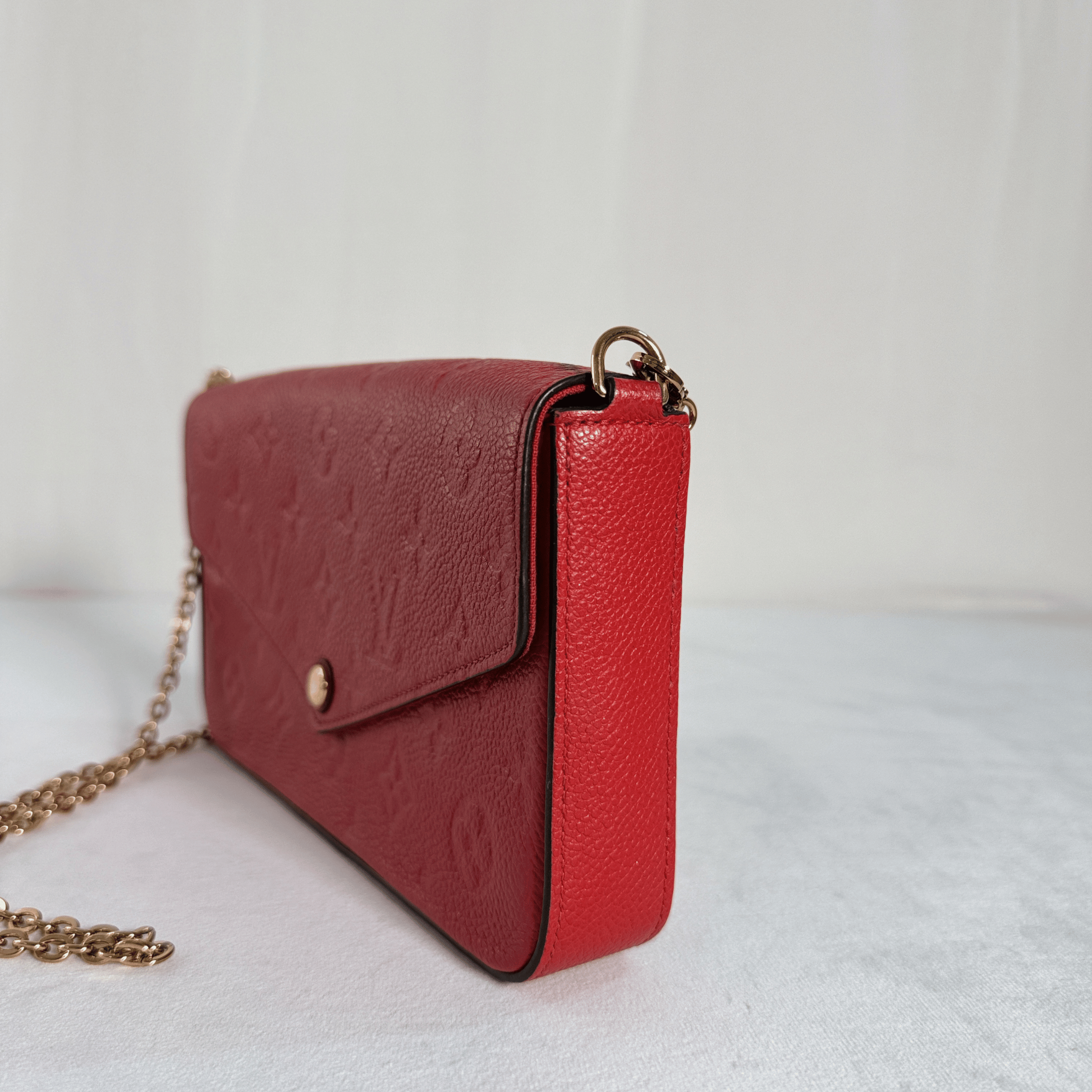 POCHETTE LOUIS VUITTON FELICIE –  CUIR EMPREINTE ROUGE