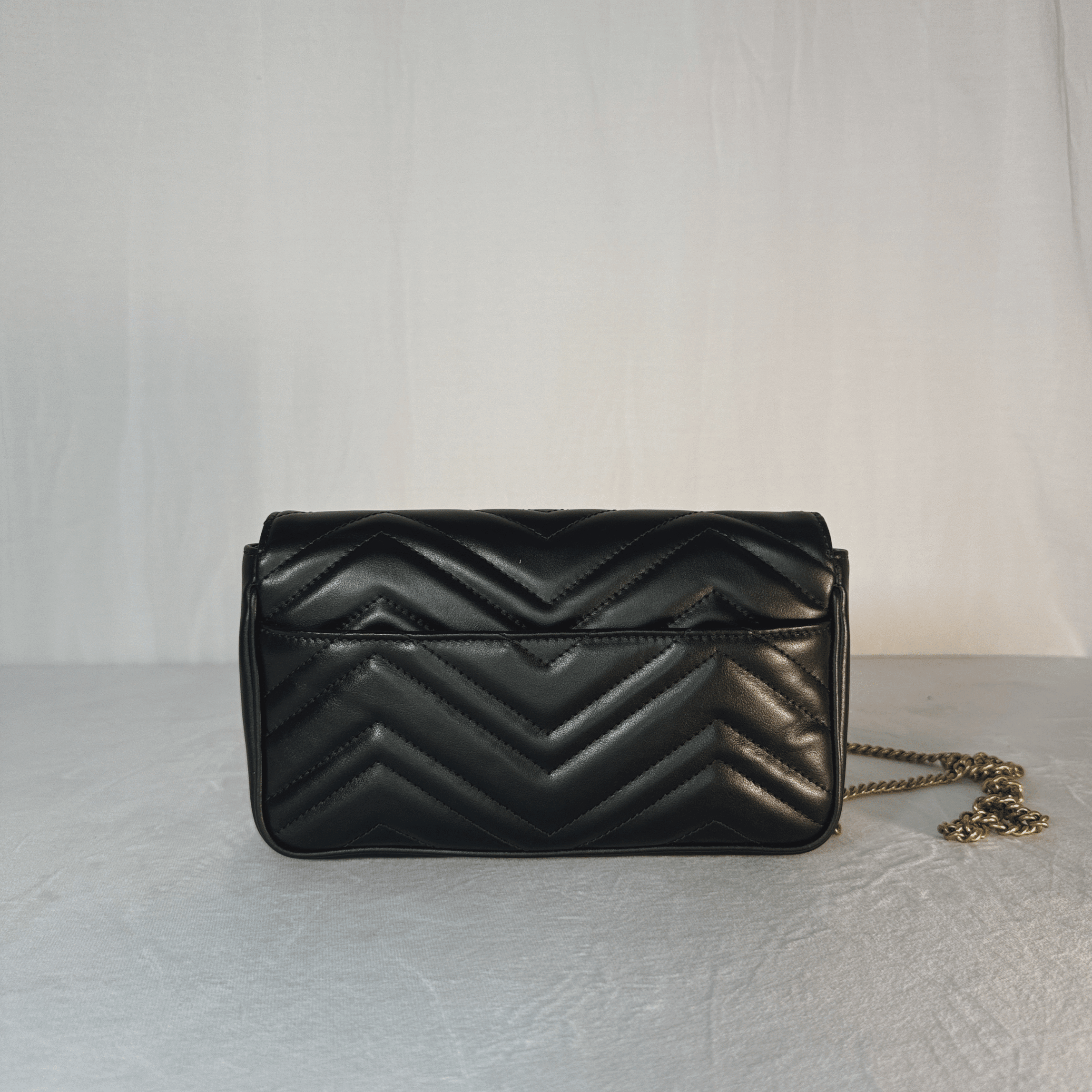 SAC GUCCI GG MARMONT MINI EN CUIR MATELASSÉ NOIR - La Belle Boutique