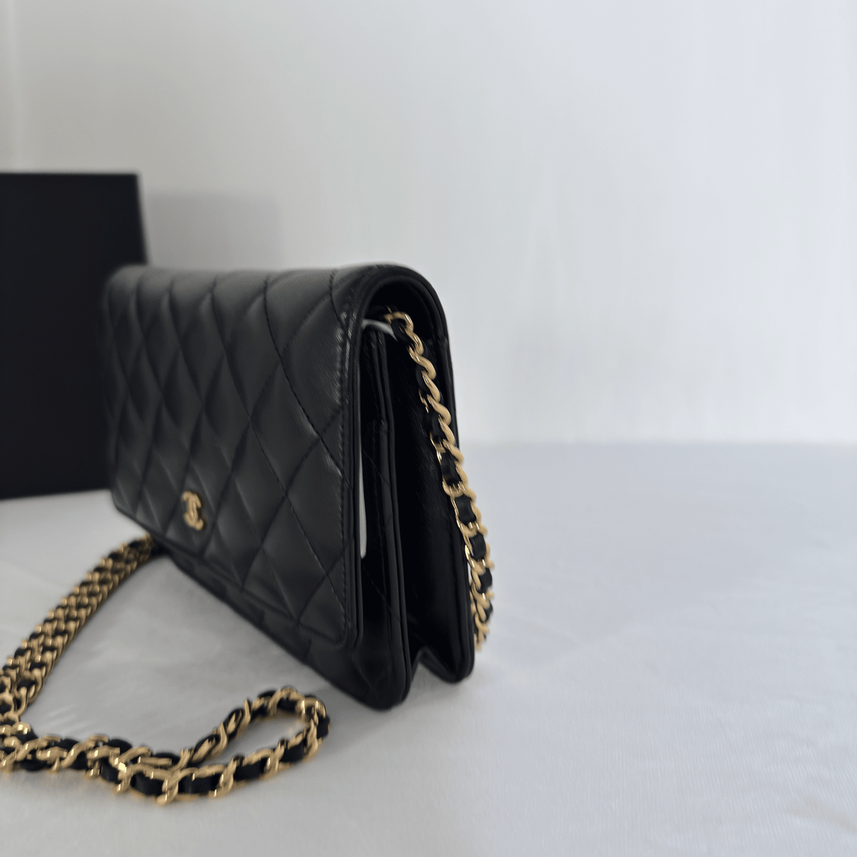 CHANEL - WALLET ON CHAIN CLASSIQUE - CUIR D'AGNEAU MATELASSÉ NOIR - La Belle Boutique