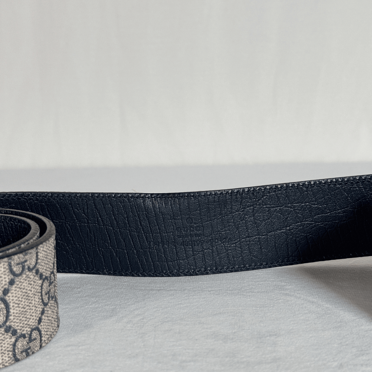 GUCCI - CEINTURE BOUCLE G ENTRELACES - TOILE GG SUPREME BEIGE ET BLEU - CUIR BLEU MARINE - TAILLE 90