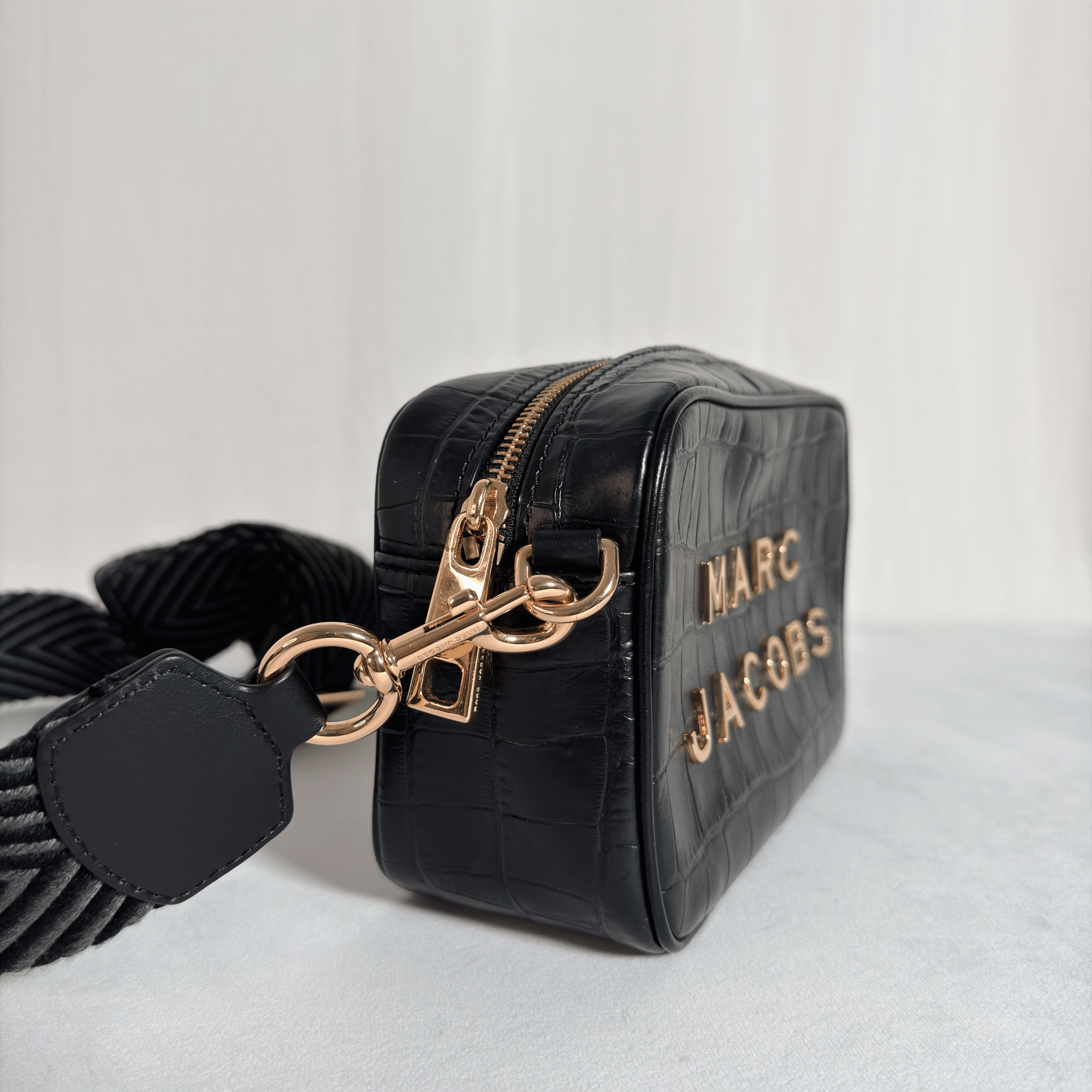 SAC BANDOULIERE MARC JACOBS THE FLASH - CUIR EMBOSSE CROCO NOIR/DORE
