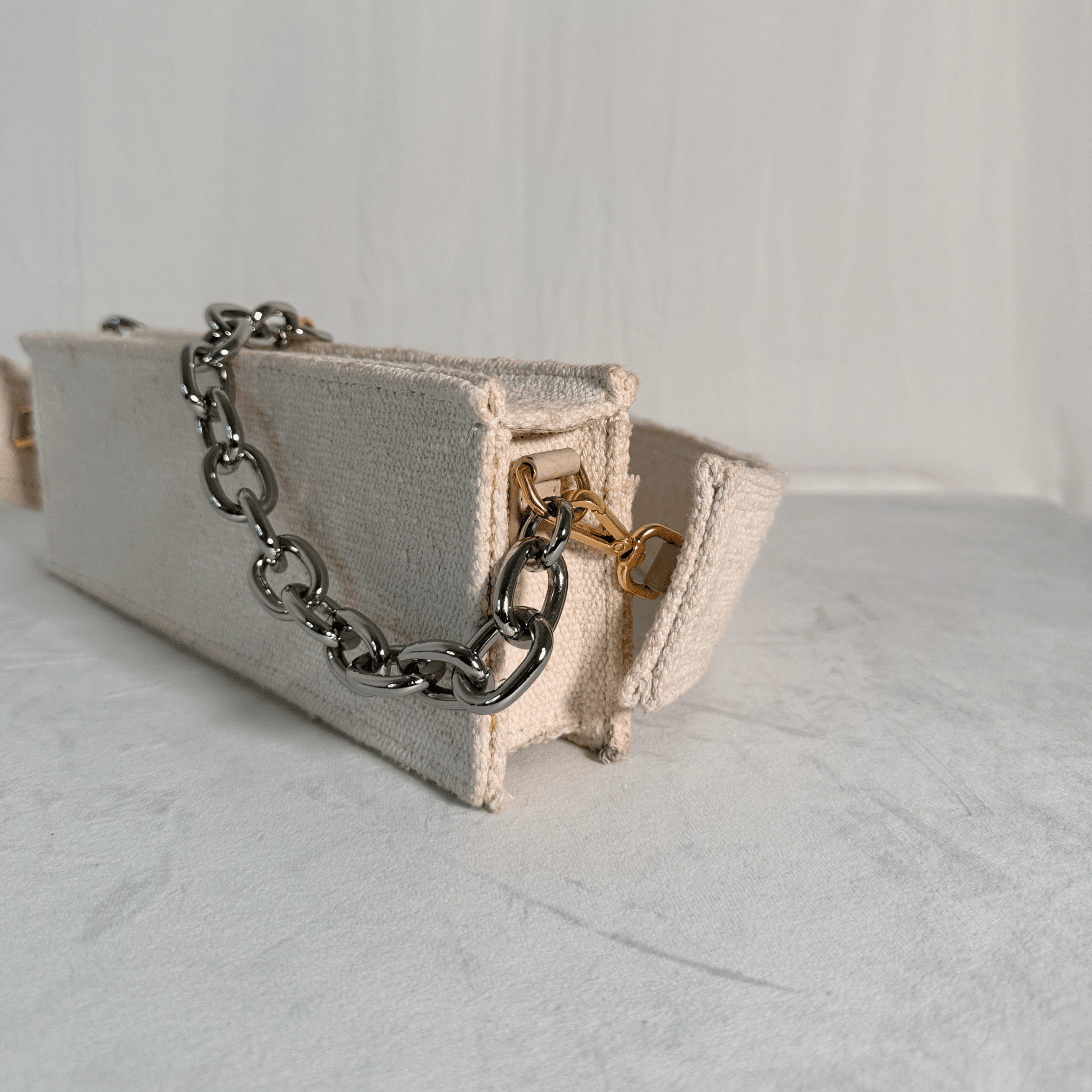 SAC JACQUEMUS LE CIUCIU – TOILE LIN ECRU ET CHAINE BICOLORE - La Belle Boutique