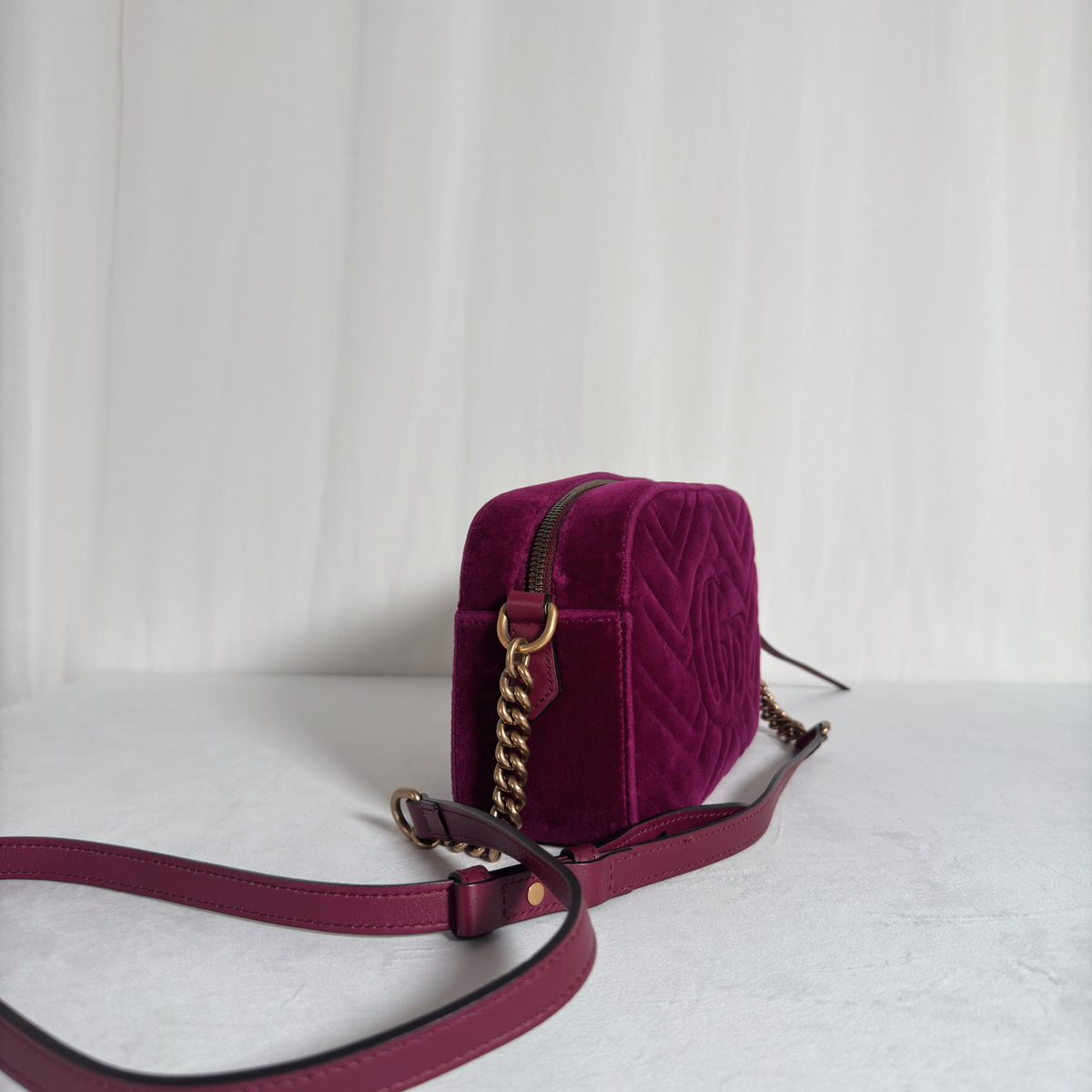 GUCCI - GG MARMONT CAMERA SMALL - VELOURS MATELASSÉ FUCHSIA