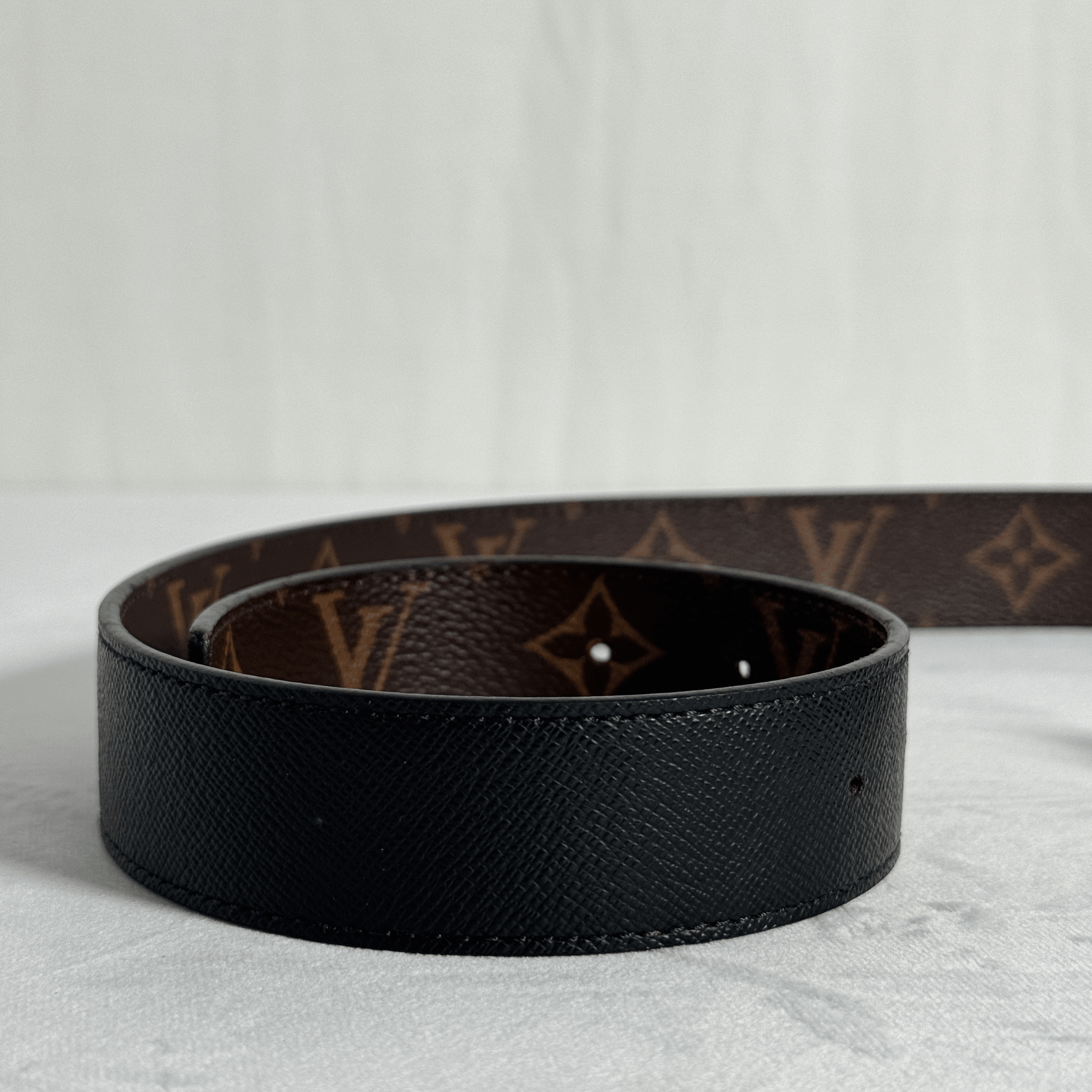 CEINTURE LOUIS VUITTON LV INITIALES REVERSIBLE 40 MM NOIR/MONOGRAM - La Belle Boutique