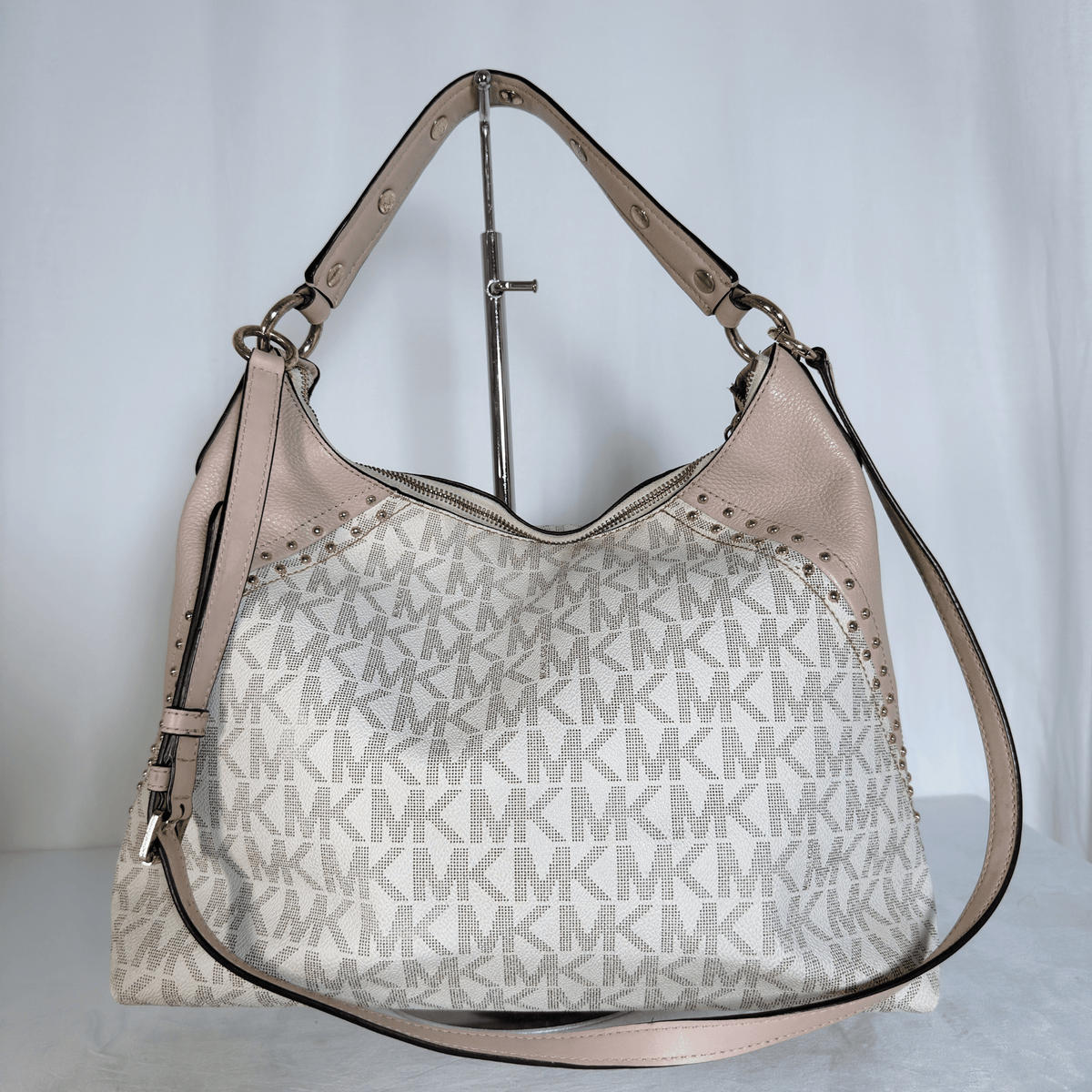 MICHAEL KORS - ARIA - TOILE MONOGRAMME VANILLE ET CUIR ROSE POUDRE - CLOUTE