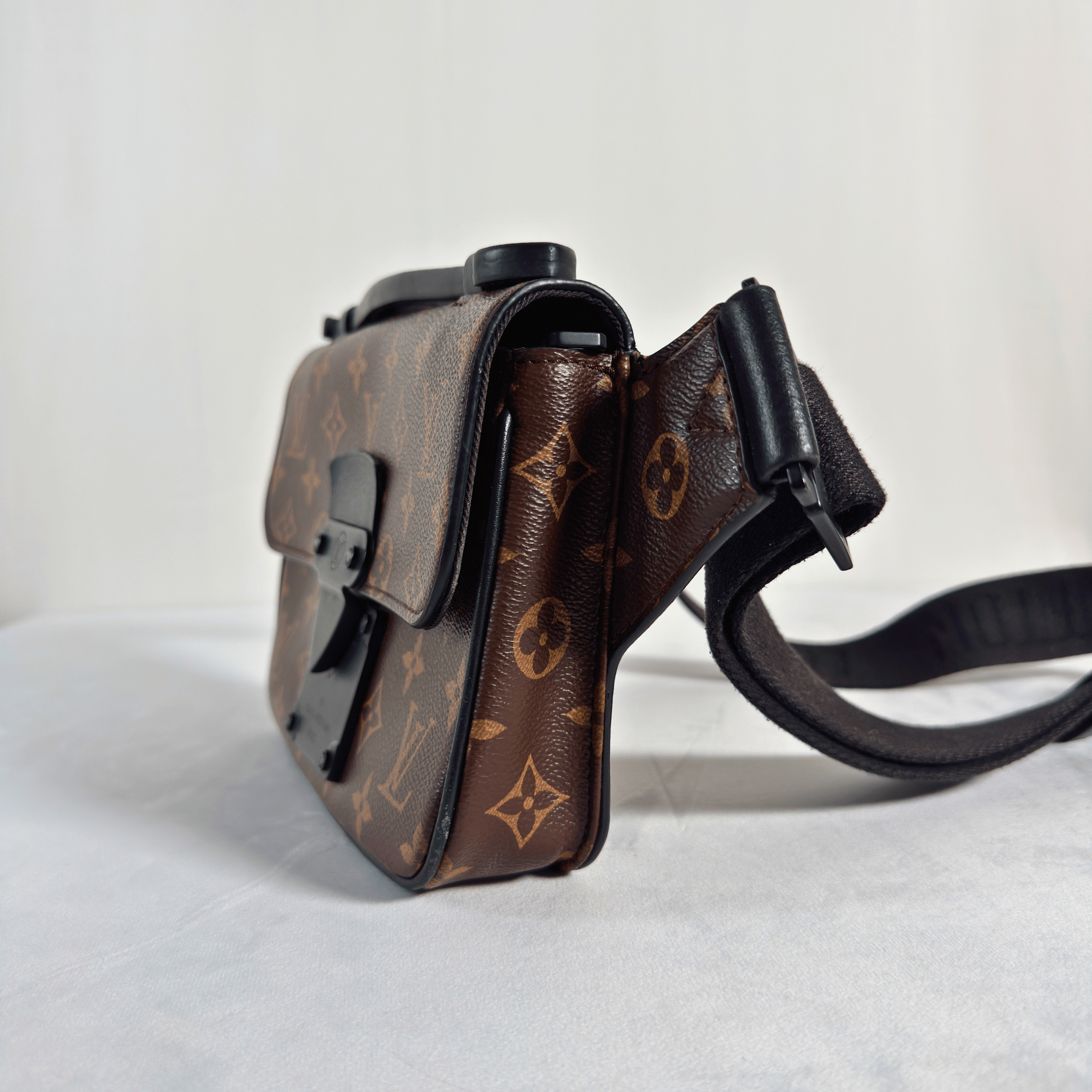 LOUIS VUITTON - S LOCK MESSENGER - TOILE MONOGRAM MACASSAR