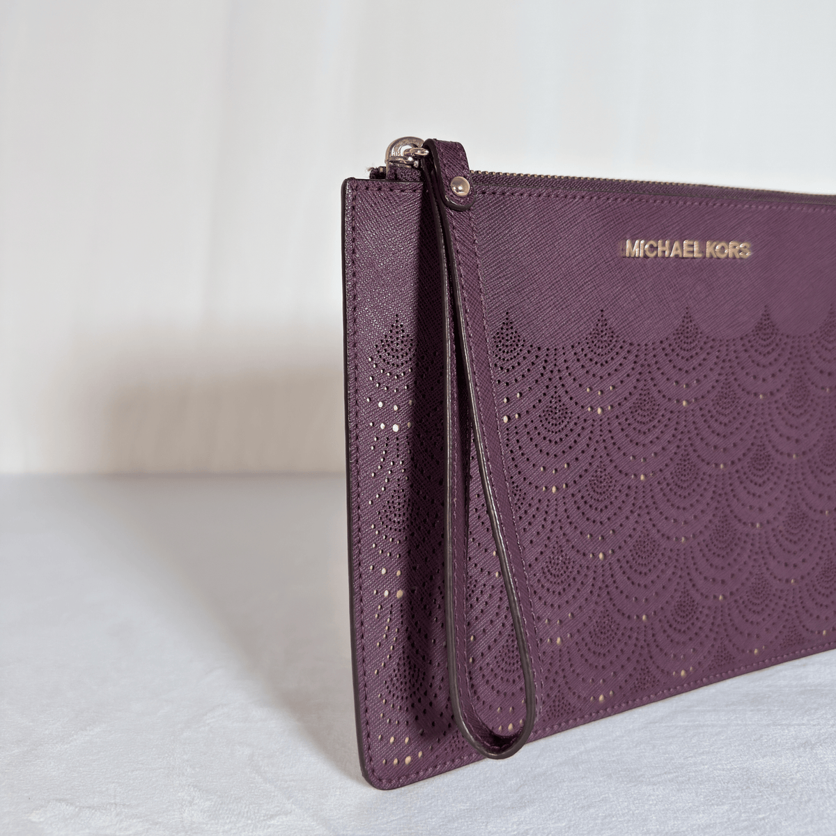 MICHAEL KORS - POCHETTE JET SET TRAVEL - CUIR SAFFIANO AJOURE VIOLET PRUNE