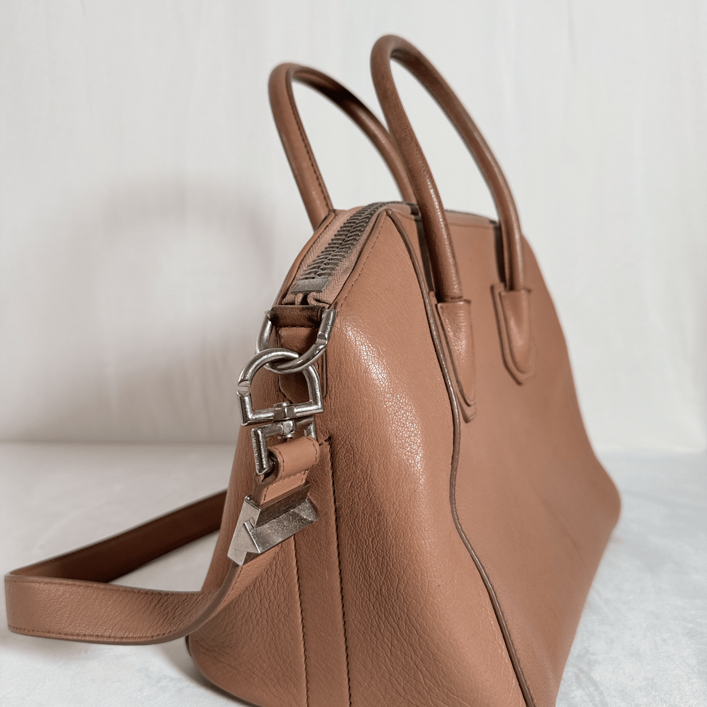 SAC GIVENCHY ANTIGONA MINI - CUIR GRAINE BEIGE/NUDE - La Belle Boutique