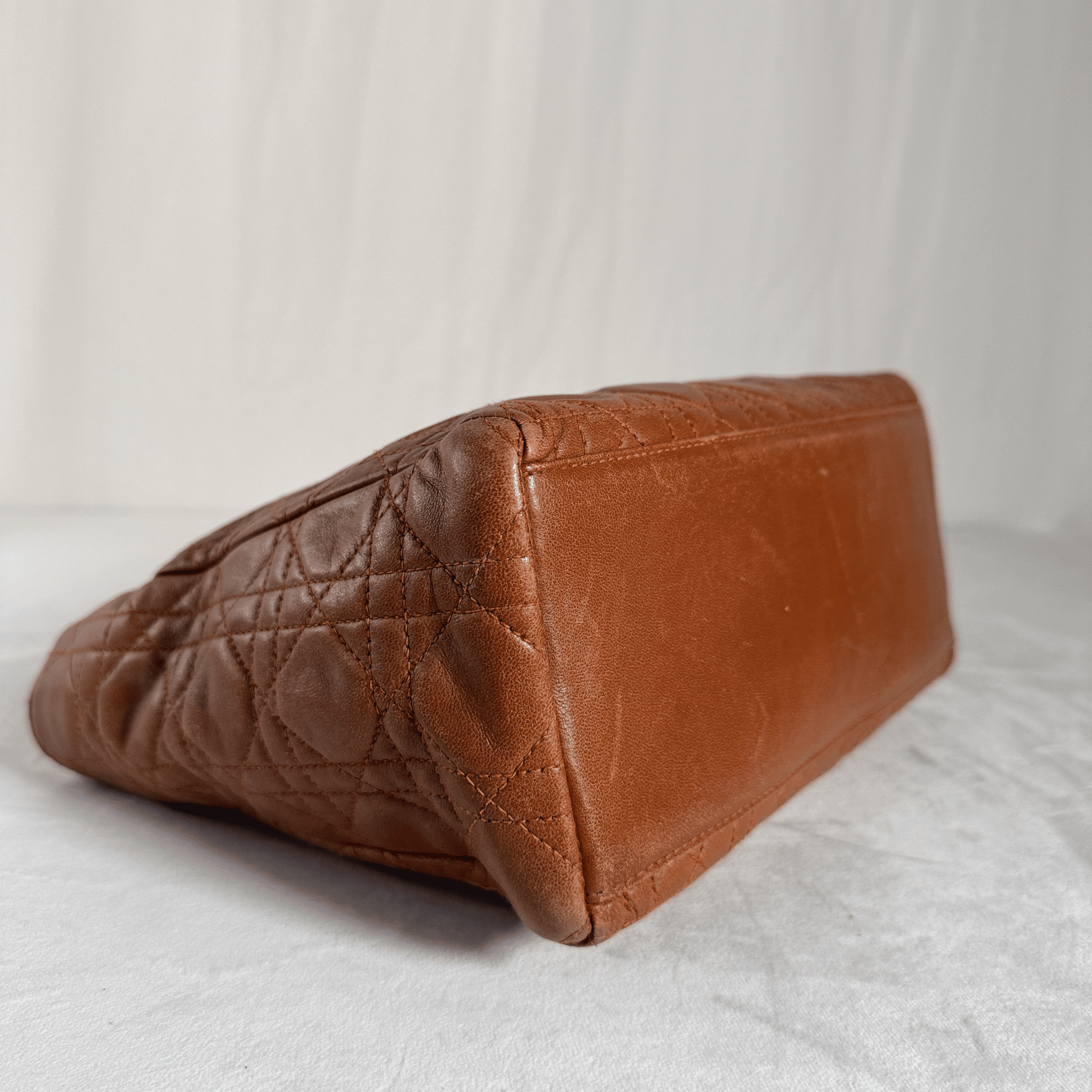SAC CHRISTIAN DIOR LADY DIOR - CUIR AGNEAU CANNAGE CAMEL - La Belle Boutique