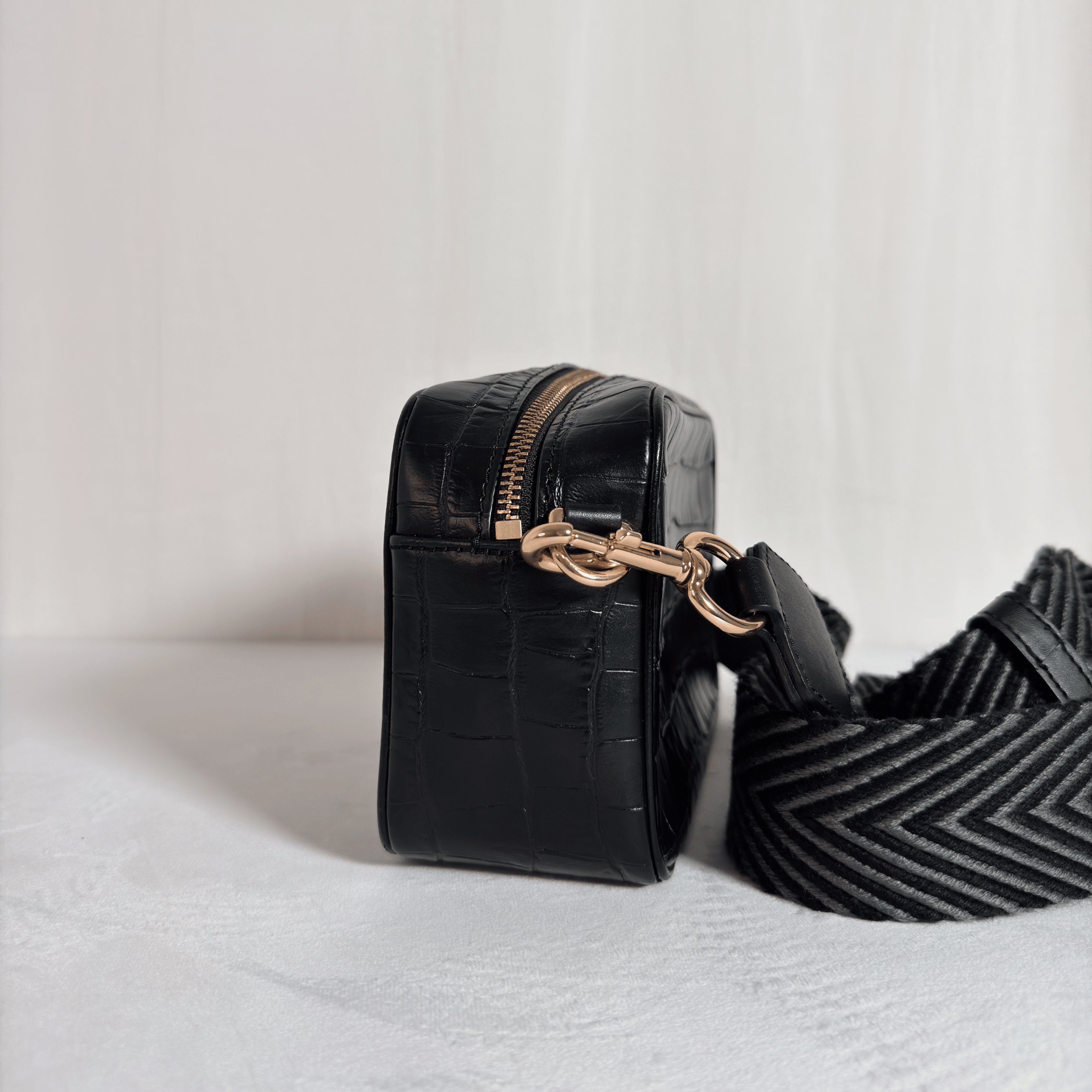 SAC BANDOULIERE MARC JACOBS THE FLASH - CUIR EMBOSSE CROCO NOIR/DORE