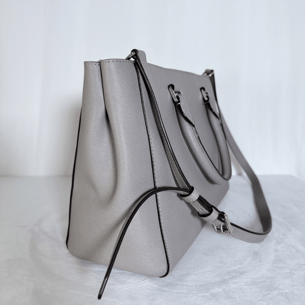 MICHAEL KORS -KELLEN MEDIUM - CUIR SAFFIANO GRIS PERLE - BANDOULIERE AMOVIBLE