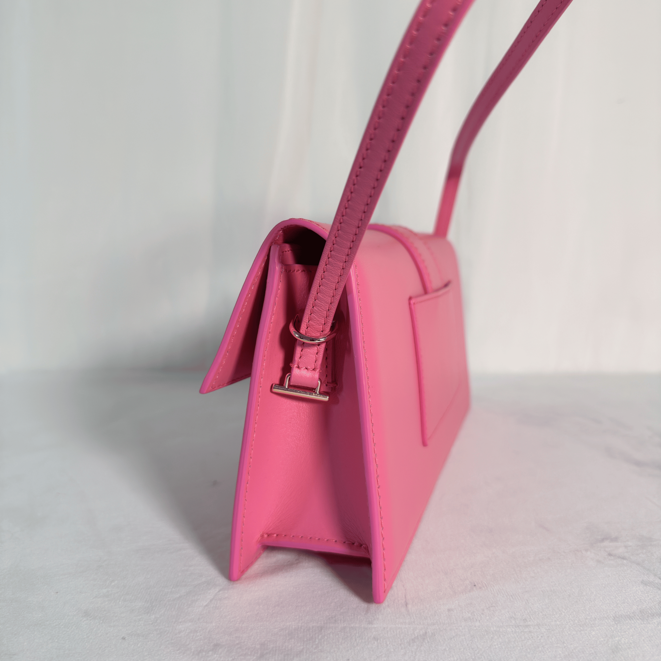 JACQUEMUS - SAC LE BAMBINO LONG - CUIR LISSE ROSE FUCHSIA