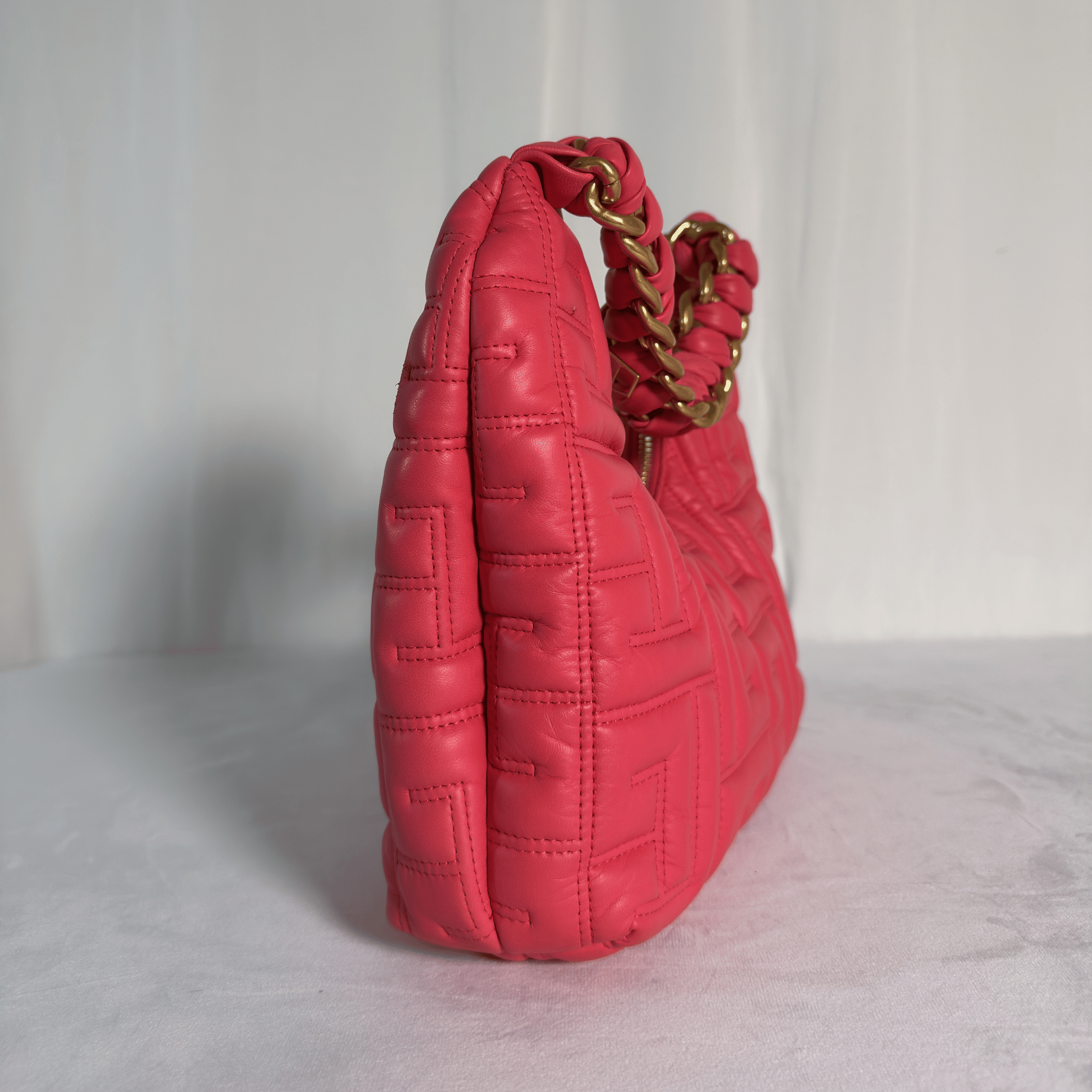 BALMAIN - SAC EPAULE PILLOW - CUIR MATELASSE MONOGRAMME ROSE FUCHSIA