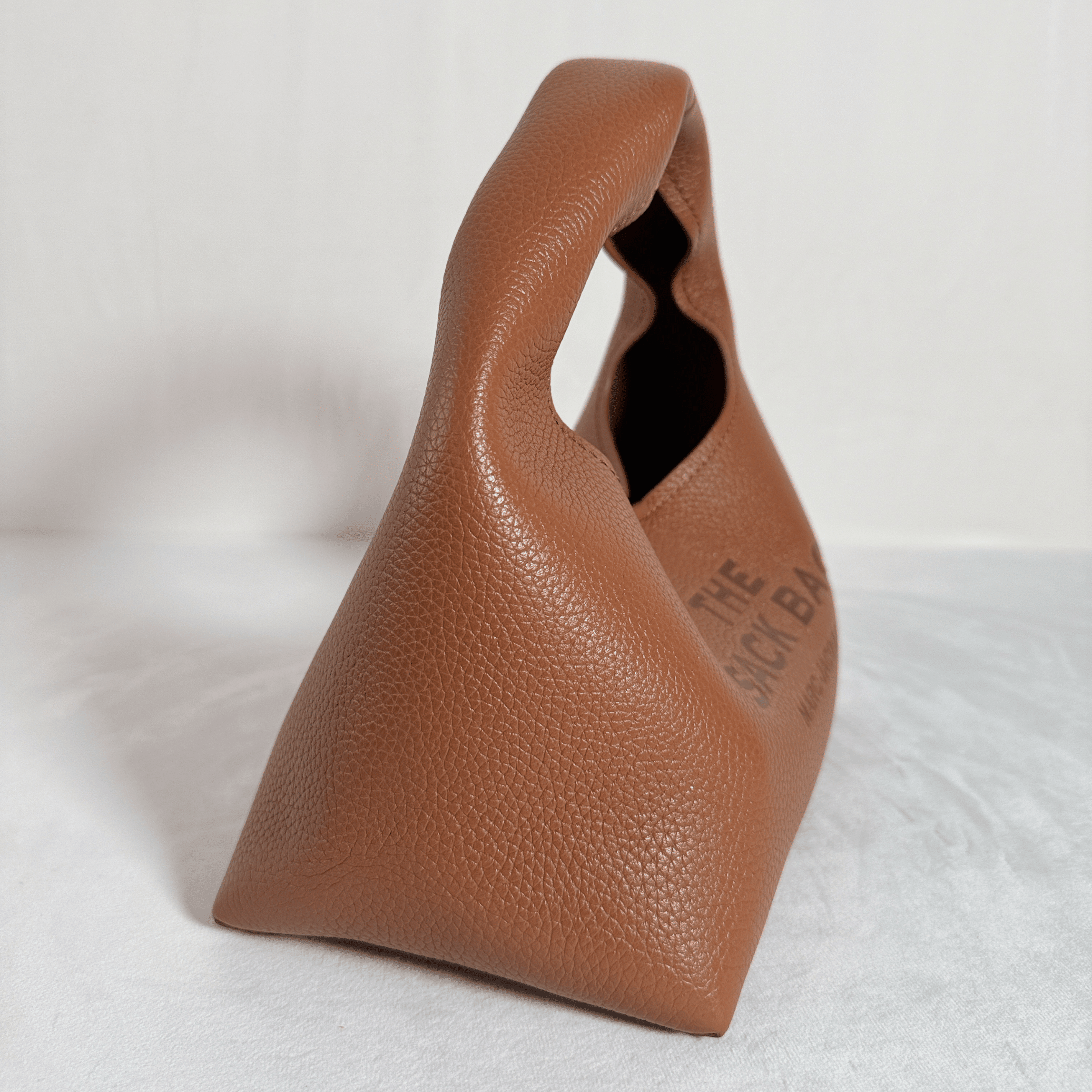 SAC MARC JACOBS THE MINI SACK BAG - CUIR GRAINE CAMEL - La Belle Boutique