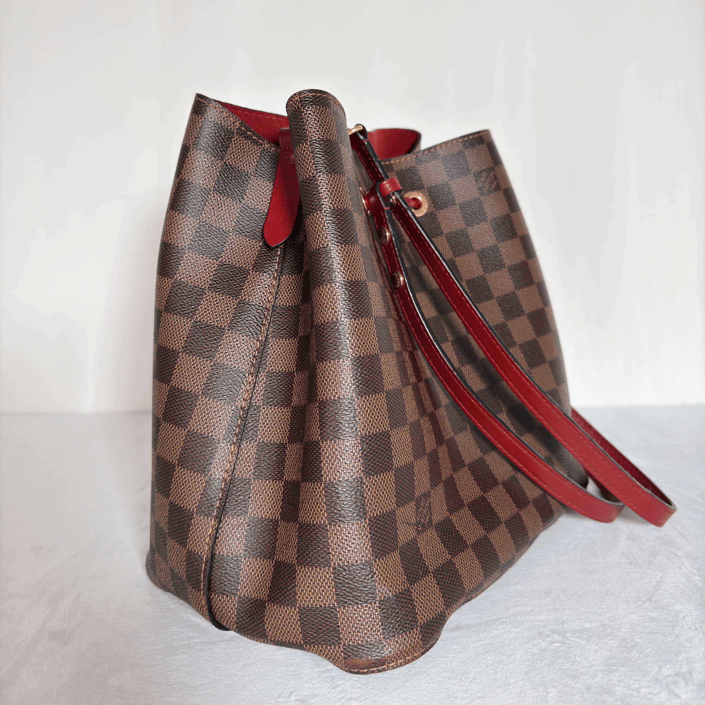 LOUIS VUITTON - NEO NOE MM - TOILE DAMIER EBENE - GARNITURE ROUGE
