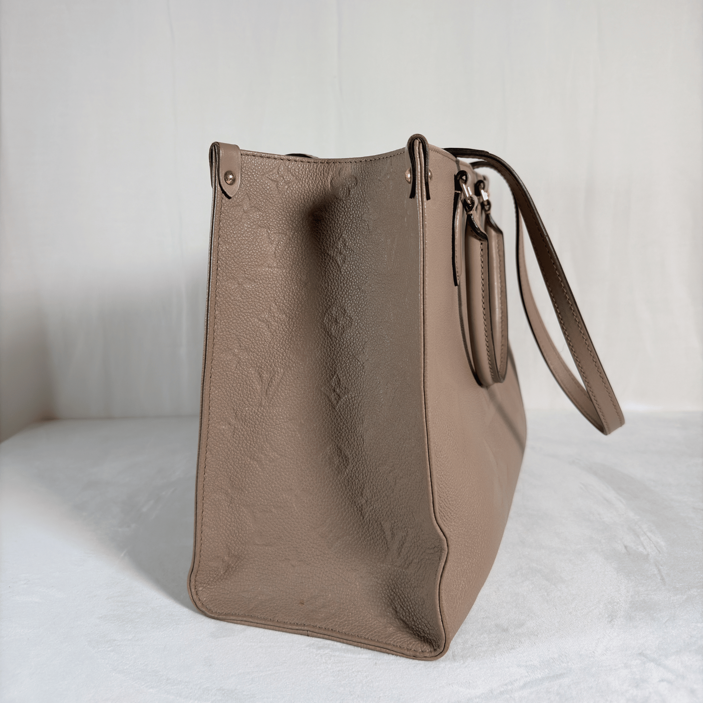 CABAS LOUIS VUITTON ONTHEGO MM - CUIR MONOGRAM EMPREINTE TOURTERELLE - La Belle Boutique