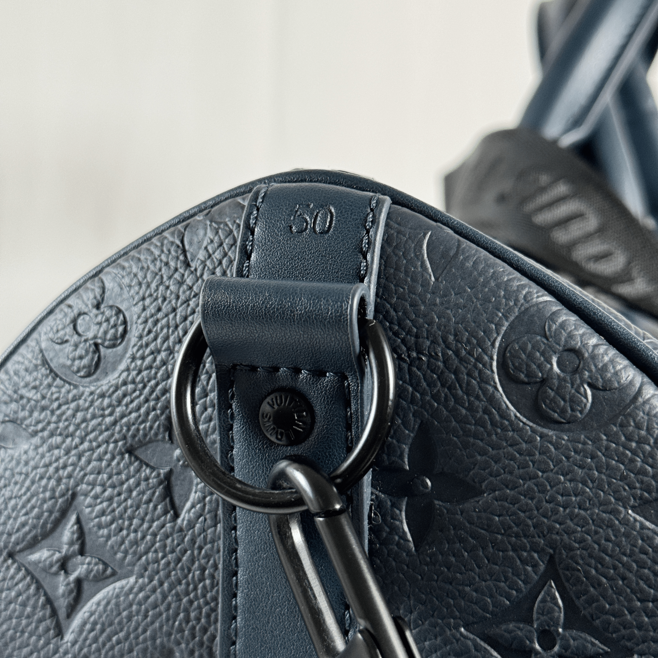 SAC DE VOYAGE LOUIS VUITTON KEEPALL BANDOULIERE 50 - CUIR MONOGRAM SHADOW M14840 - La Belle Boutique