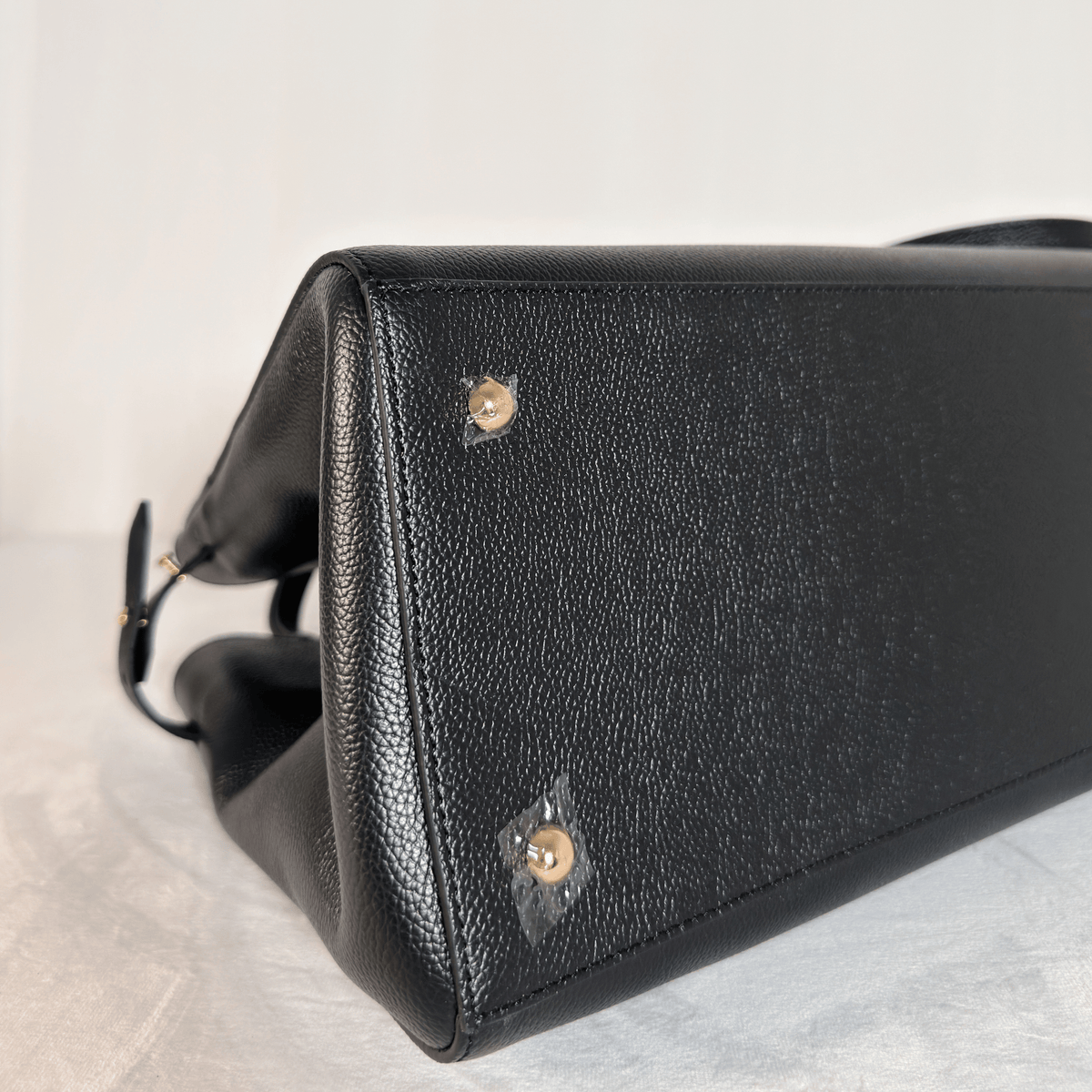 DEMELLIER - HUDSON - CUIR GRAINE NOIR - BANDOULIERE AMOVIBLE