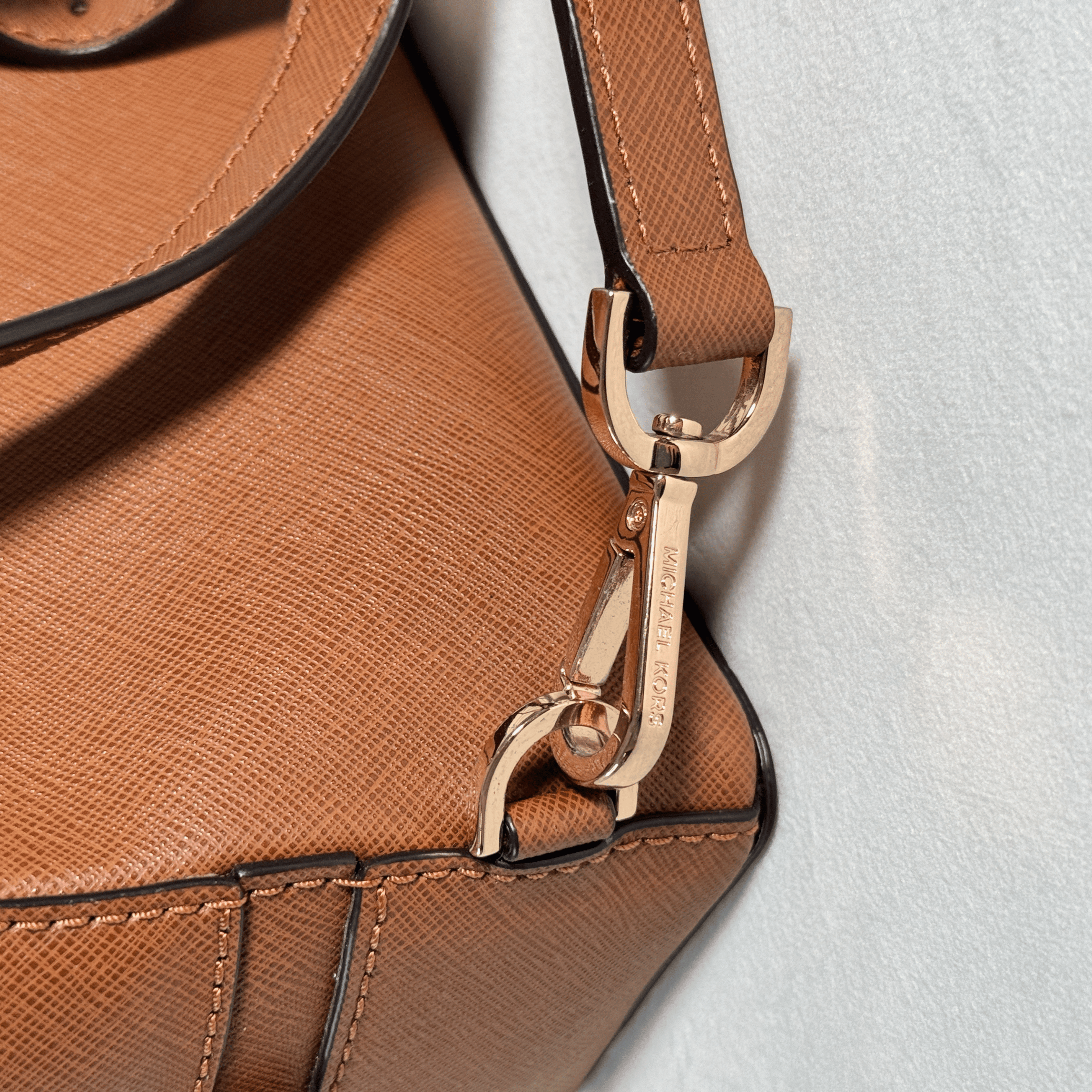 MICHAEL KORS - RHEA XTRA SMALL BACKPACK CONVERTIBLE - CUIR SAFFIANO CAMEL