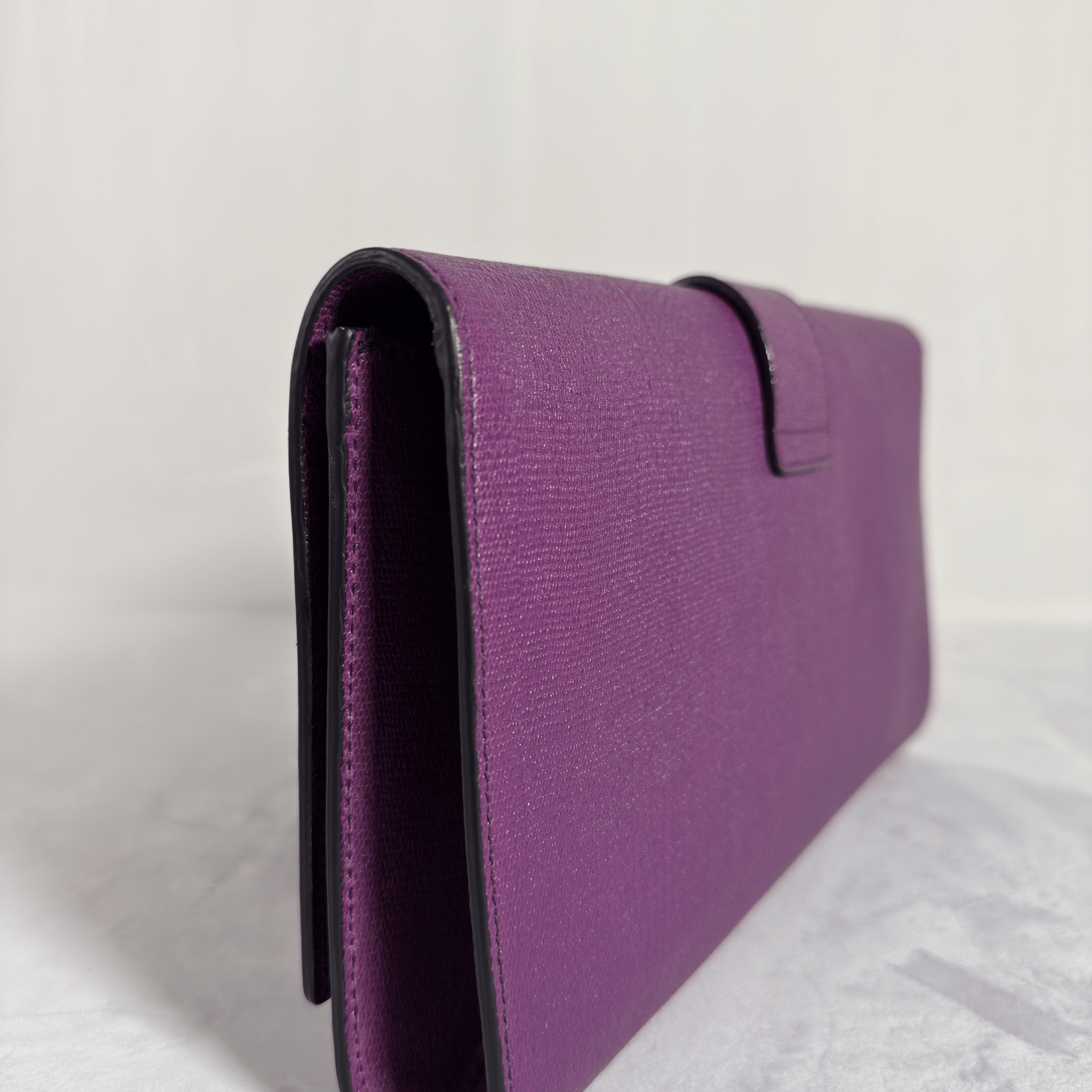 POCHETTE CLUTCH YVES SAINT LAURENT CHYC LIGNE Y - CUIR TEXTURE VIOLET - La Belle Boutique