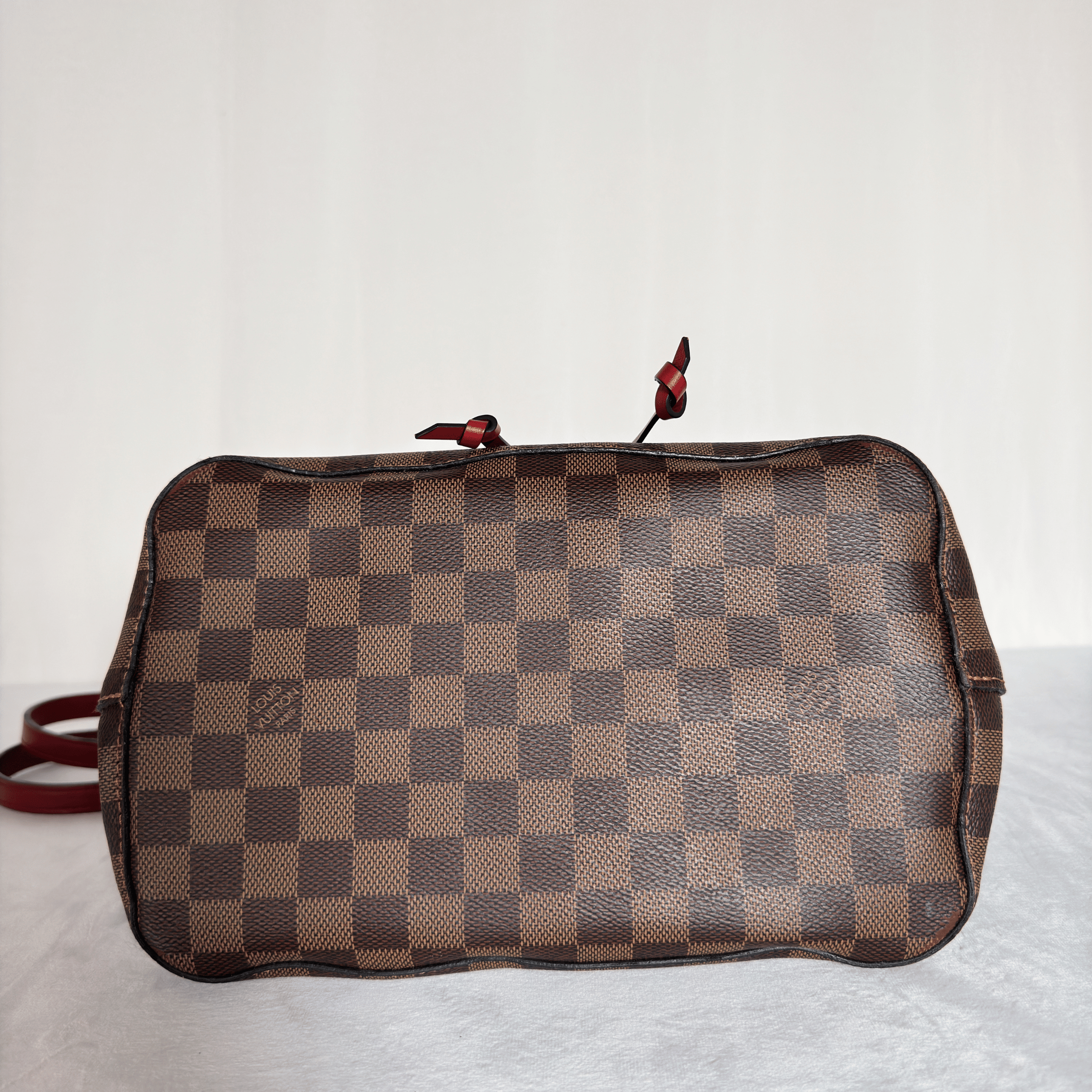 LOUIS VUITTON - NEO NOE MM - TOILE DAMIER EBENE - GARNITURE ROUGE