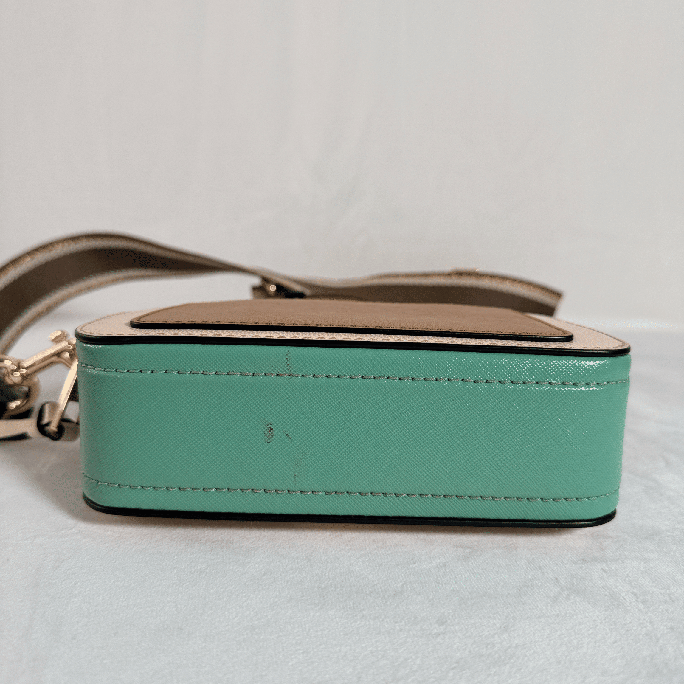 SAC MARC JACOBS THE SNAPSHOT – CUIR SAFFIANO TRICOLORE ROSE POUDRE/ VERT MENTHE / CAMEL - La Belle Boutique