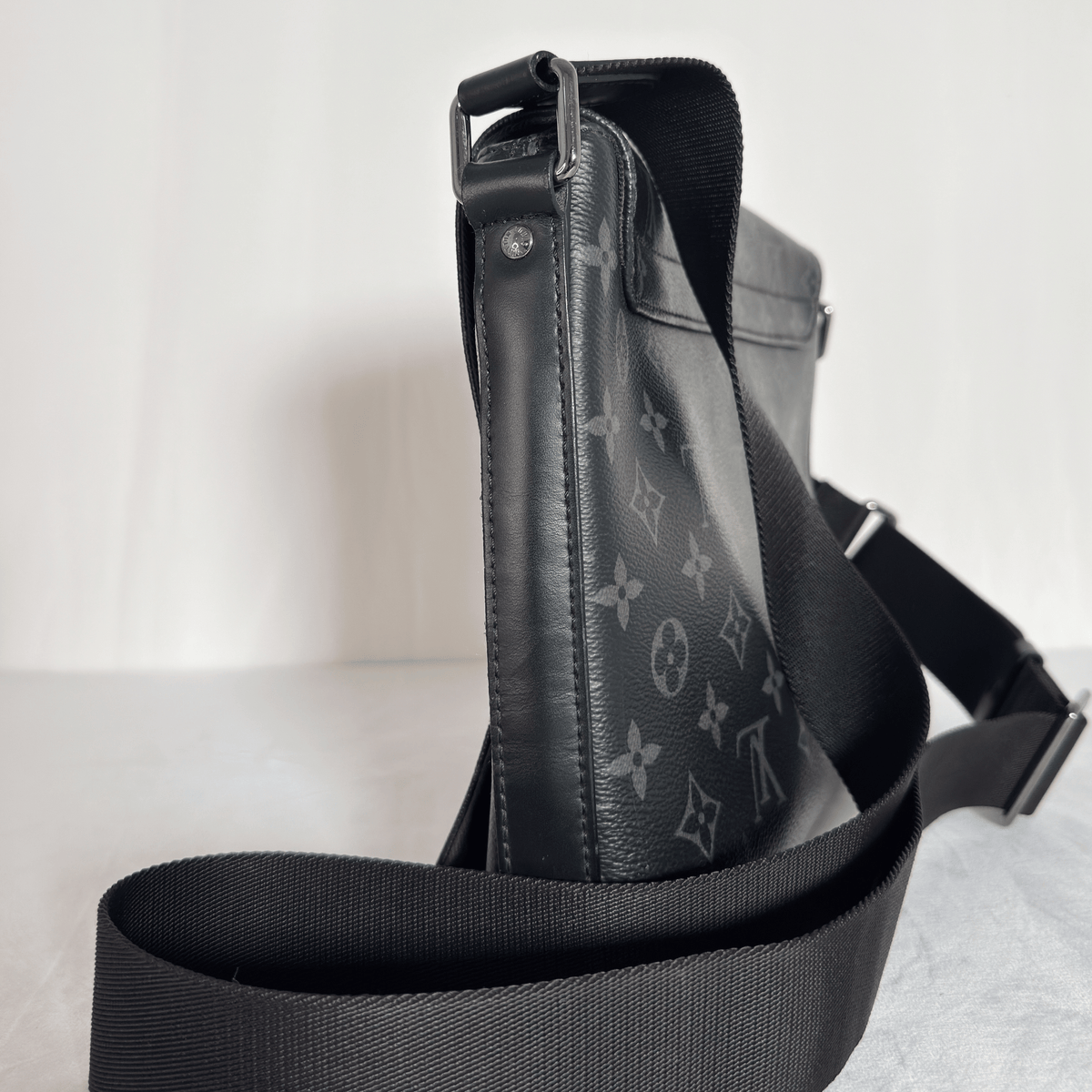 LOUIS VUITTON - DISTRICT PM - TOILE MONOGRAM ECLIPSE