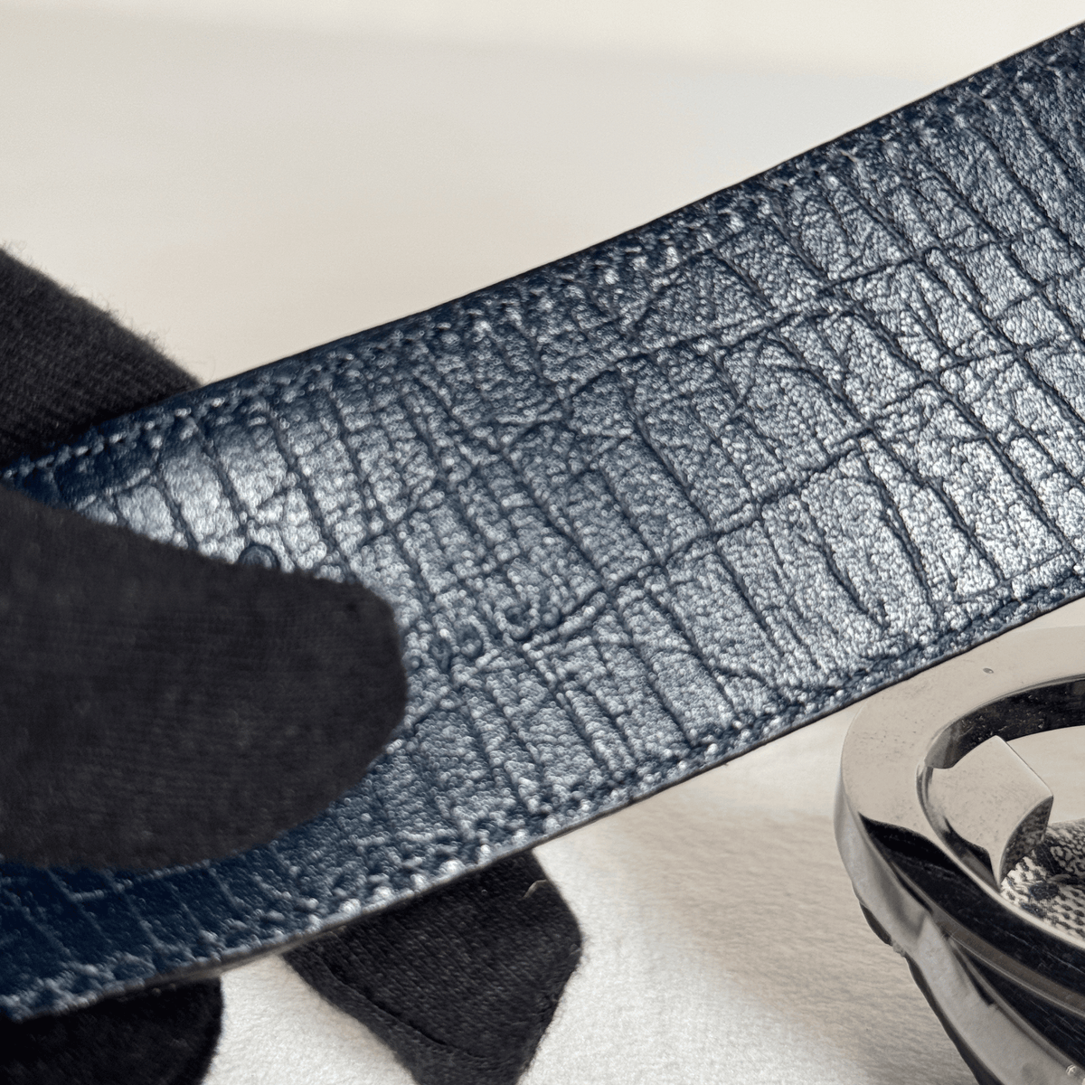 GUCCI - CEINTURE BOUCLE G ENTRELACES - TOILE GG SUPREME BEIGE ET BLEU - CUIR BLEU MARINE - TAILLE 90