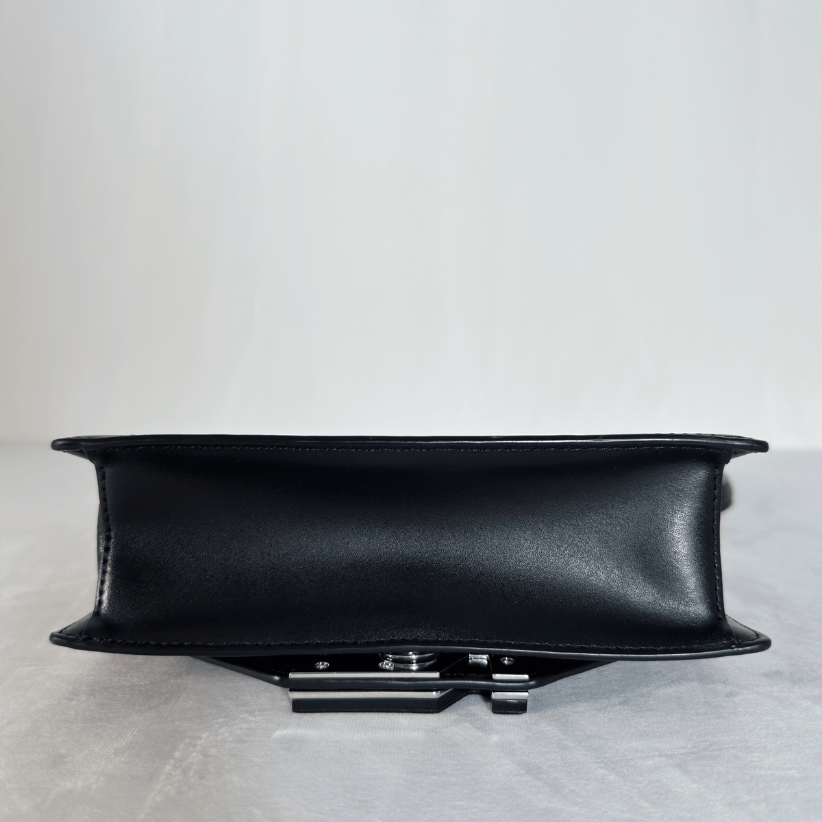 KARL LAGERFELD - SAC BANDOULIERE - CUIR LISSE NOIR - LOGO KARL PAILLETE