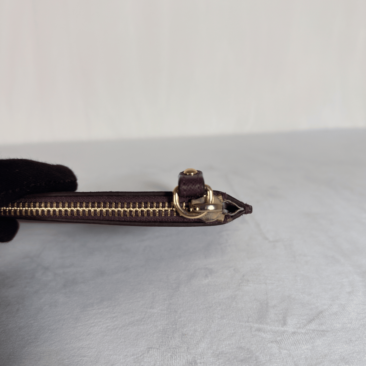 MICHAEL KORS - POCHETTE JET SET TRAVEL - CUIR SAFFIANO AJOURE VIOLET PRUNE