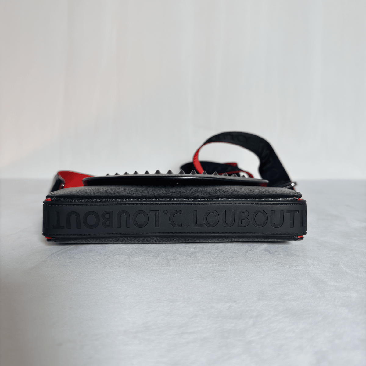 CHRISTIAN LOUBOUTIN - WALLET ON CHAIN EXPLORAFUNK - CUIR GRAINÉ NOIR ET SPIKES