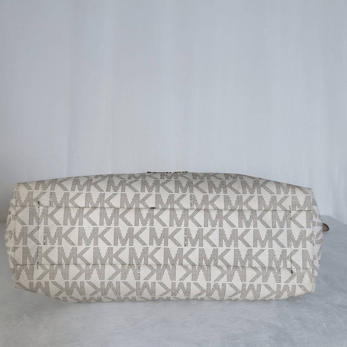 MICHAEL KORS - ARIA - TOILE MONOGRAMME VANILLE ET CUIR ROSE POUDRE - CLOUTE