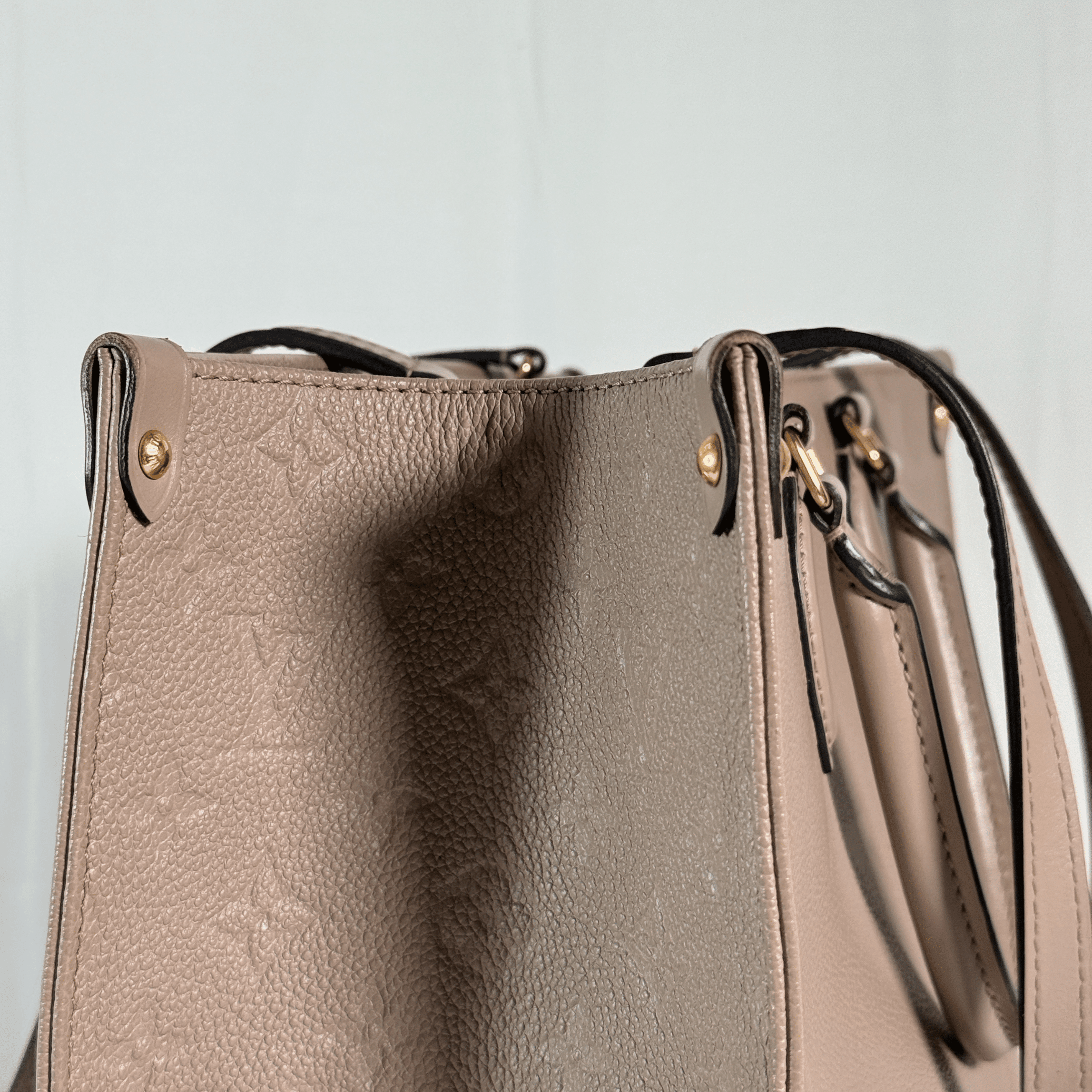 CABAS LOUIS VUITTON ONTHEGO MM - CUIR MONOGRAM EMPREINTE TOURTERELLE - La Belle Boutique