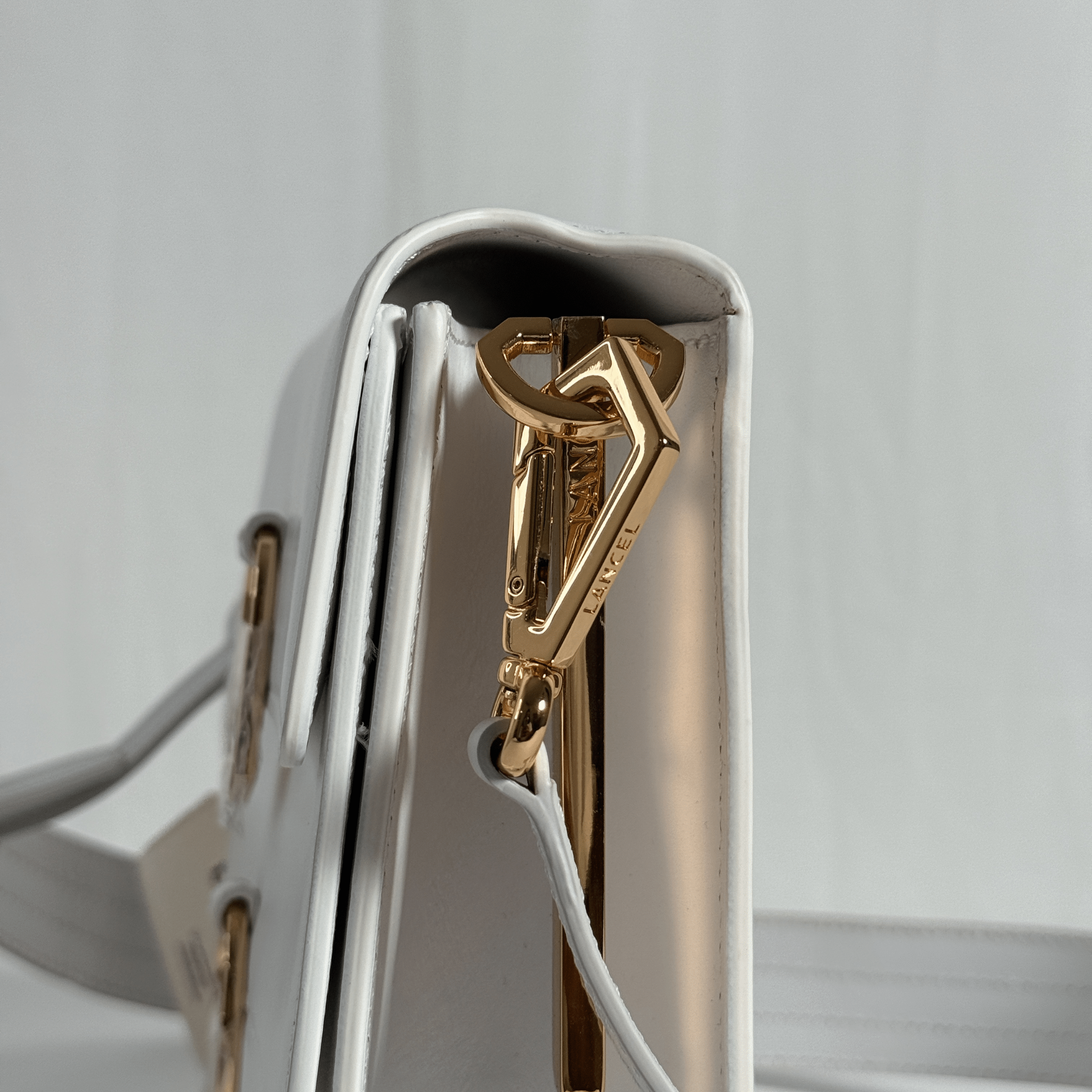 SAC BANDOULIERE LANCEL L'IDYLLE - CUIR LISSE BLANC / DOUBLE CADENAS DORE A12367 - La Belle Boutique