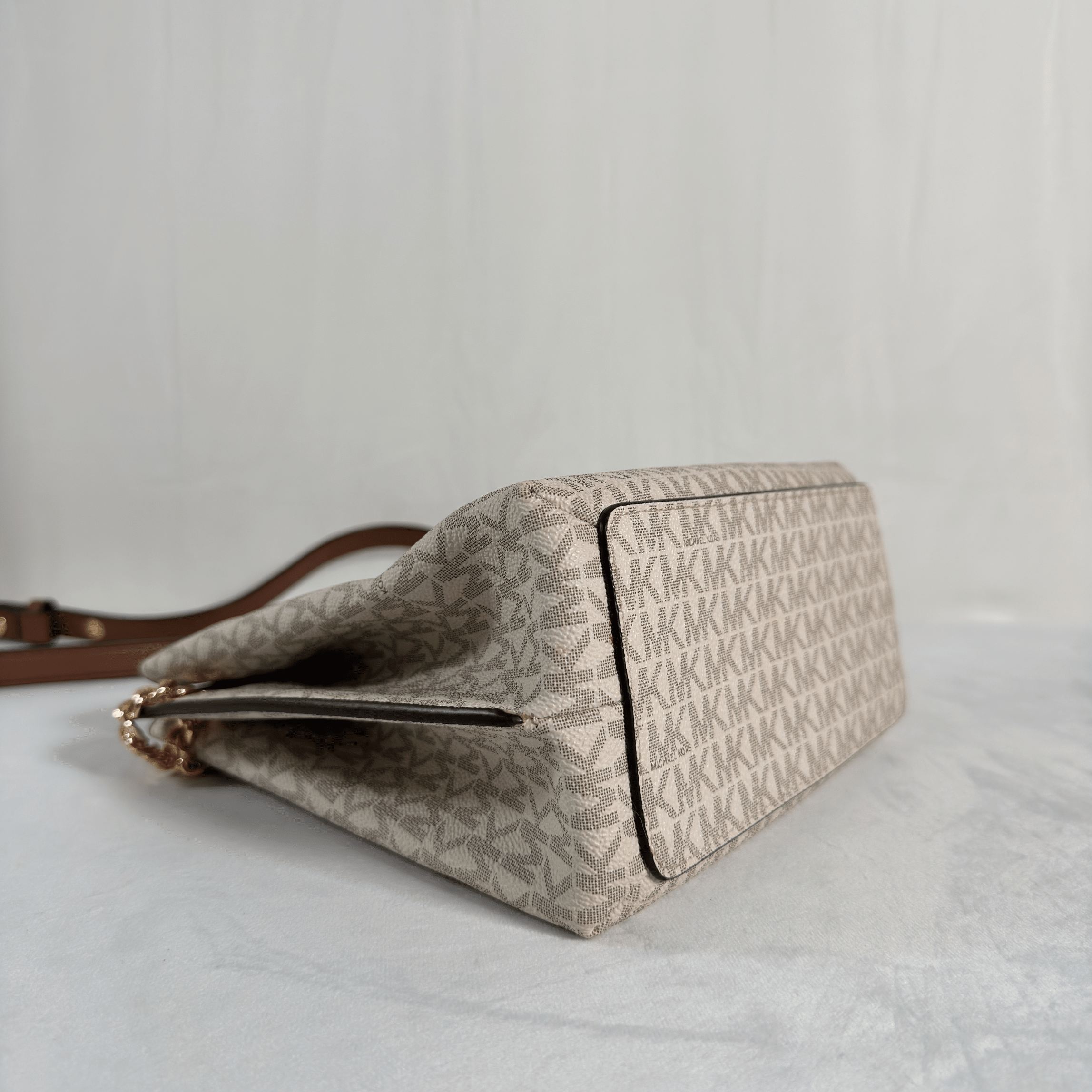 SAC BANDOULIERE MICHAEL JORS TEAGEN S - TOILE SIGNATURE MK BLANC/MARRON - La Belle Boutique