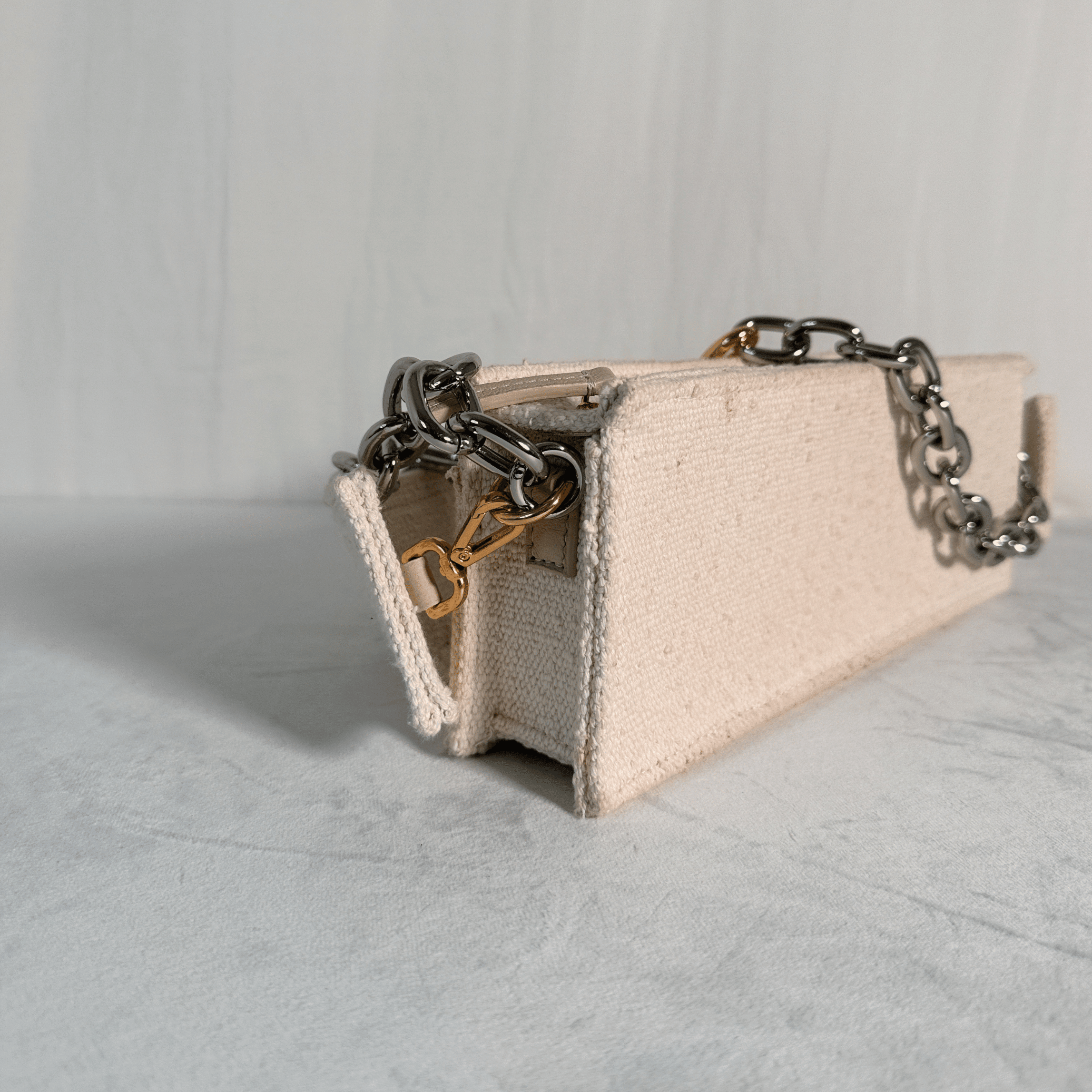 SAC JACQUEMUS LE CIUCIU – TOILE LIN ECRU ET CHAINE BICOLORE - La Belle Boutique