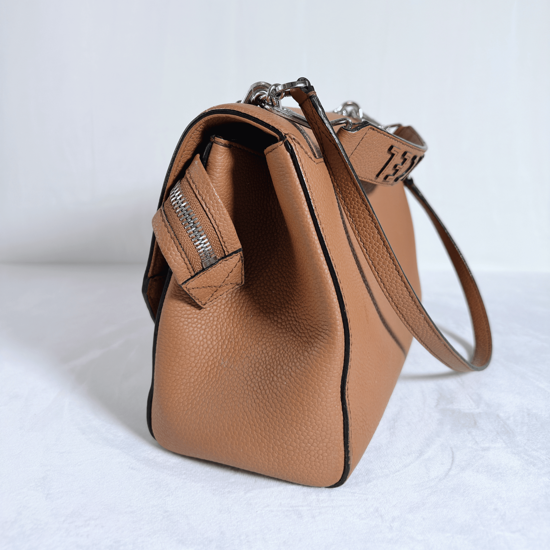 SAC LANCEL NINON - TAILLE M - CUIR GRAINE CAMEL - La Belle Boutique
